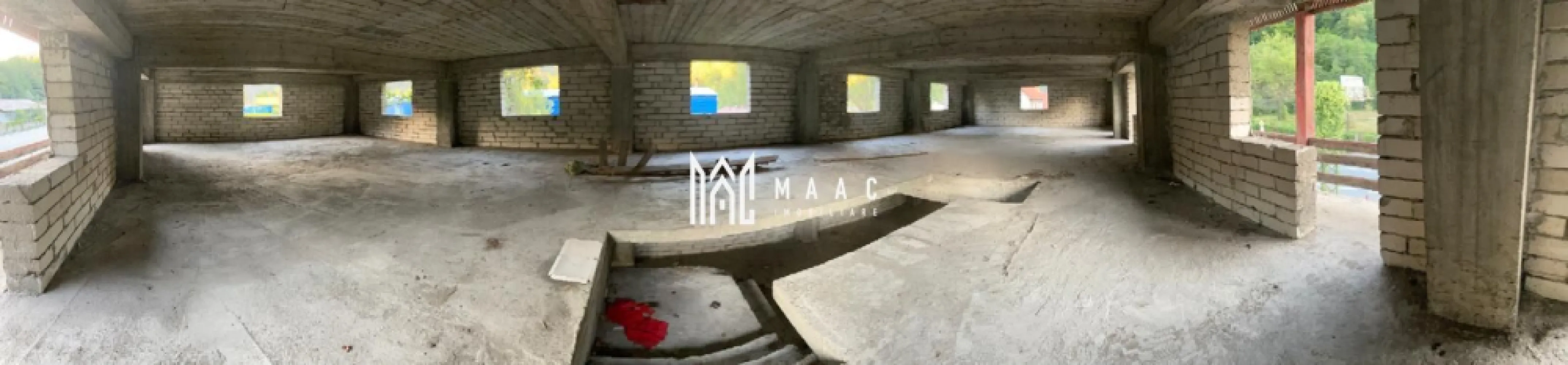 Spatiu comercial | P+1+M | 950 MPU | Valea Oltului OMV - MAAC Imobiliare va prezinta un Spațiu Comercial de Închiriat – Poziție Premium pe Valea Oltului (DN7), lângă Benzinăria Petrom.

Caracteristici:
Suprafață utila de 957 mp, structurată eficient pe 3 niveluri identice:
Parter: 319 mp
Etaj 1: 319 mp
Mansardă: 319 mp.

Spațiul este ideal pentru organizarea activităților pe departamente sau funcțiuni diferite

Teren aferent de 900 mp:
Zonă generoasă de parcare și spațiu de manevră pentru marfă
Posibilitate de amenajare terasă sau zonă verde pentru clienți

Utilități complete:
Curent trifazic, potrivit pentru activități cu consum mare de energie
Acces la rețeaua de apă și canalizare.

Spațiu potrivit pentru:
Showroom auto sau de produse tehnice
Restaurant sau fast-food
Clinică medicală 
Spații de birouri sau coworking
Centru logistic sau depozit
Service auto sau spălătorie
Magazin de bricolaj, materiale de construcții sau echipamente industriale
Alte activități comerciale sau de servicii

Avantaje:
Vizibilitate maximă din DN7, într-o zonă cu trafic rutier intens
Posibilitate de adaptare interioară în funcție de cerințele chiriașului

Pentru mai multe detalii precizati telefonic ca ati vazut anuntul cu ID: CP2544762