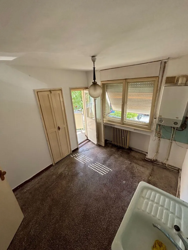 BRASADAS vinde ap 3 cam etaj 1/4 in Micro 16. - Agenția imobiliara BRASADAS vinde apartament cu trei camere in Micro 16 la etajul 1/4 in bloc din BCA.
Aproape de podul Golescu
Apartament compus din 3 camere și dependințe cu suprafață de 91 mp Semidecomandat,bucătărie mare ,baie,baie de serviciu 2 holuri ,debara la bucătărie ,2 balcoane din care 1 este la bucătărie și a doua la una din camere
Bloc cu interfon renovat exterior ,casa scării curat cu femeie de serviciu ,cu boxa beci uscat
Necesită renovare 
În apropiere LIDL 
Caserie RDS
Piața agroalimentară 
Mall
Spital 
Biserica Ortodoxă 
Poiana Codrului 
www.brasadas.com.