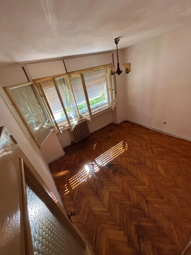 BRASADAS vinde ap 3 cam etaj 1/4 in Micro 16. - Agenția imobiliara BRASADAS vinde apartament cu trei camere in Micro 16 la etajul 1/4 in bloc din BCA.
Aproape de podul Golescu
Apartament compus din 3 camere și dependințe cu suprafață de 91 mp Semidecomandat,bucătărie mare ,baie,baie de serviciu 2 holuri ,debara la bucătărie ,2 balcoane din care 1 este la bucătărie și a doua la una din camere
Bloc cu interfon renovat exterior ,casa scării curat cu femeie de serviciu ,cu boxa beci uscat
Necesită renovare 
În apropiere LIDL 
Caserie RDS
Piața agroalimentară 
Mall
Spital 
Biserica Ortodoxă 
Poiana Codrului 
www.brasadas.com.