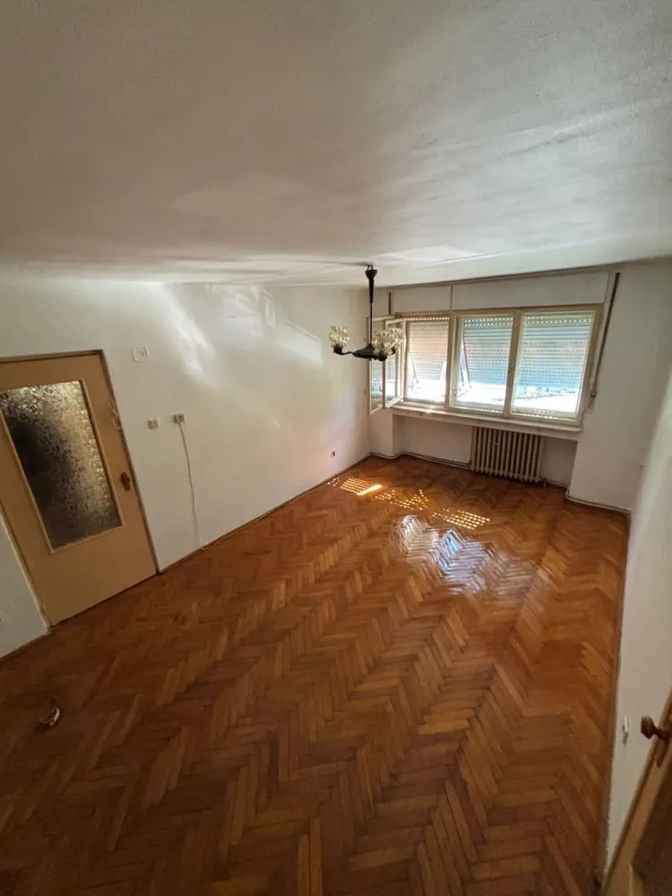 BRASADAS vinde ap 3 cam etaj 1/4 in Micro 16. - Agenția imobiliara BRASADAS vinde apartament cu trei camere in Micro 16 la etajul 1/4 in bloc din BCA.
Aproape de podul Golescu
Apartament compus din 3 camere și dependințe cu suprafață de 91 mp Semidecomandat,bucătărie mare ,baie,baie de serviciu 2 holuri ,debara la bucătărie ,2 balcoane din care 1 este la bucătărie și a doua la una din camere
Bloc cu interfon renovat exterior ,casa scării curat cu femeie de serviciu ,cu boxa beci uscat
Necesită renovare 
În apropiere LIDL 
Caserie RDS
Piața agroalimentară 
Mall
Spital 
Biserica Ortodoxă 
Poiana Codrului 
www.brasadas.com.