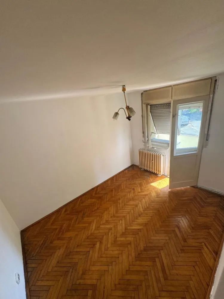 BRASADAS vinde ap 3 cam etaj 1/4 in Micro 16. - Agenția imobiliara BRASADAS vinde apartament cu trei camere in Micro 16 la etajul 1/4 in bloc din BCA.
Aproape de podul Golescu
Apartament compus din 3 camere și dependințe cu suprafață de 91 mp Semidecomandat,bucătărie mare ,baie,baie de serviciu 2 holuri ,debara la bucătărie ,2 balcoane din care 1 este la bucătărie și a doua la una din camere
Bloc cu interfon renovat exterior ,casa scării curat cu femeie de serviciu ,cu boxa beci uscat
Necesită renovare 
În apropiere LIDL 
Caserie RDS
Piața agroalimentară 
Mall
Spital 
Biserica Ortodoxă 
Poiana Codrului 
www.brasadas.com.