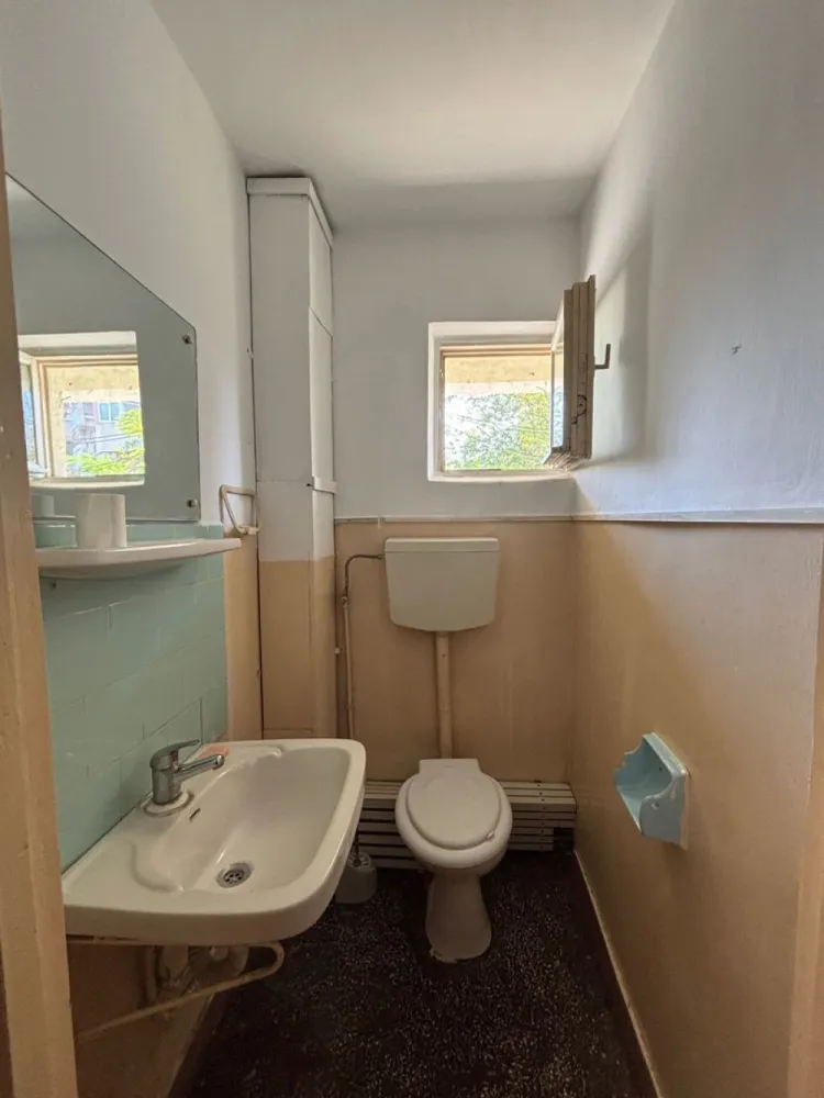 BRASADAS vinde ap 3 cam etaj 1/4 in Micro 16. - Agenția imobiliara BRASADAS vinde apartament cu trei camere in Micro 16 la etajul 1/4 in bloc din BCA.
Aproape de podul Golescu
Apartament compus din 3 camere și dependințe cu suprafață de 91 mp Semidecomandat,bucătărie mare ,baie,baie de serviciu 2 holuri ,debara la bucătărie ,2 balcoane din care 1 este la bucătărie și a doua la una din camere
Bloc cu interfon renovat exterior ,casa scării curat cu femeie de serviciu ,cu boxa beci uscat
Necesită renovare 
În apropiere LIDL 
Caserie RDS
Piața agroalimentară 
Mall
Spital 
Biserica Ortodoxă 
Poiana Codrului 
www.brasadas.com.