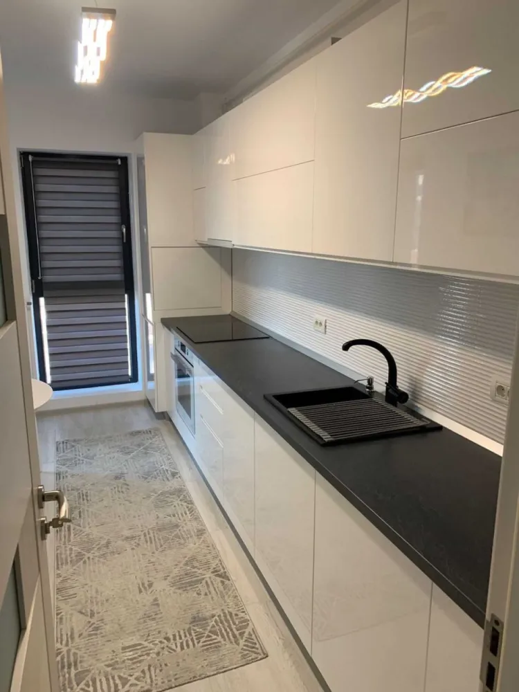 Exigent Plaza Residence - PROPRIETAR / Ap. 2 Camere/Etaj 2/Lujerului - Proprietar, vând apartament cu 2 camere, complet decomandat, situat în complexul Exigent Plaza – Faza 3, la etajul 2 dintr-un imobil modern cu 2 lifturi. Imobilul beneficiază de o vedere liberă, neobturată, către o zonă liniștită de case, oferind intimitate și lumină naturală pe tot parcursul zilei.

Apartamentul se vinde exact ca în poze, mobilat și utilat, fiind ideal atât pentru locuire, cât și pentru investiție.

Suprafață utilă totală: 57 mp, compartimentată eficient astfel:
 • Living: 20,70 mp
 • Dormitor: 13,20 mp
 • Bucătărie: 9,30 mp
 • Hol: 6,10 mp
 • Baie: 4 mp

Locuința este situată într-un complex rezidențial apreciat, cu acces facil către mijloace de transport, mall-uri (Plaza România), școli, grădinițe și 30M pana la parcul Liniei.