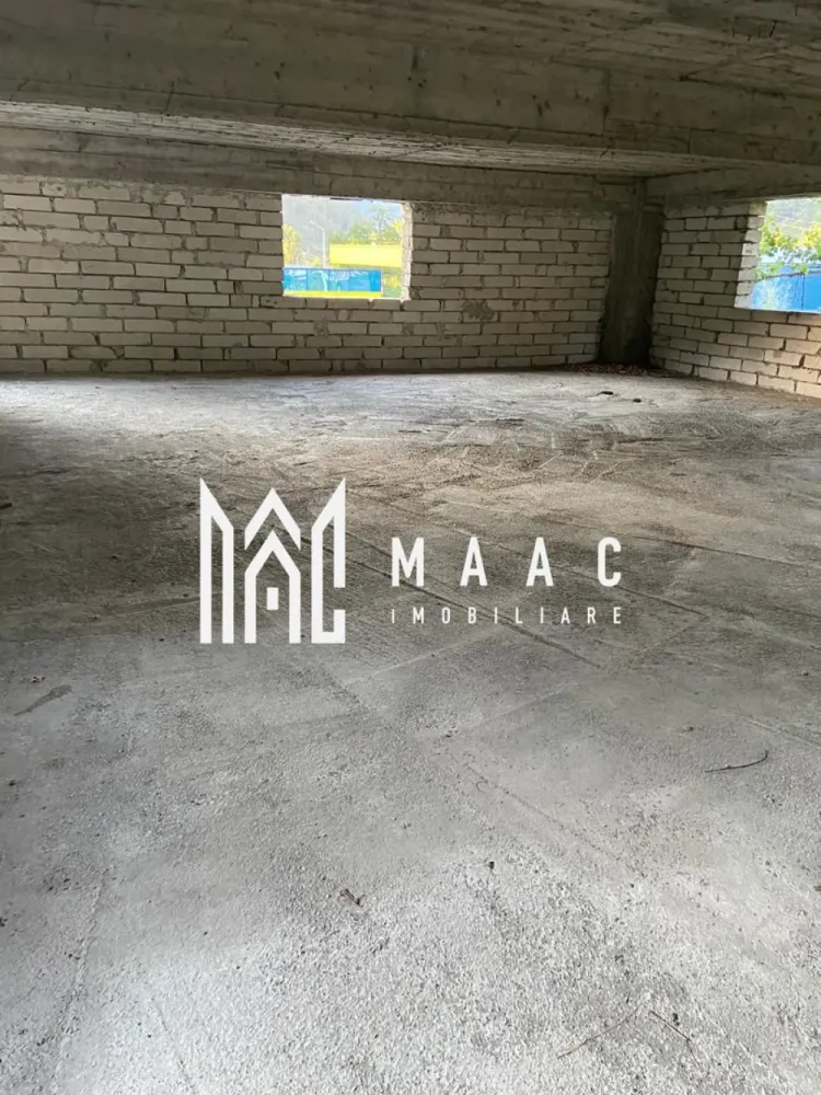 Spatiu comercial | P+1+M | 950 MPU | Valea Oltului OMV - MAAC Imobiliare va prezinta un Spațiu Comercial de Închiriat – Poziție Premium pe Valea Oltului (DN7), lângă Benzinăria Petrom.

Caracteristici:
Suprafață utila de 957 mp, structurată eficient pe 3 niveluri identice:
Parter: 319 mp
Etaj 1: 319 mp
Mansardă: 319 mp.

Spațiul este ideal pentru organizarea activităților pe departamente sau funcțiuni diferite

Teren aferent de 900 mp:
Zonă generoasă de parcare și spațiu de manevră pentru marfă
Posibilitate de amenajare terasă sau zonă verde pentru clienți

Utilități complete:
Curent trifazic, potrivit pentru activități cu consum mare de energie
Acces la rețeaua de apă și canalizare.

Spațiu potrivit pentru:
Showroom auto sau de produse tehnice
Restaurant sau fast-food
Clinică medicală 
Spații de birouri sau coworking
Centru logistic sau depozit
Service auto sau spălătorie
Magazin de bricolaj, materiale de construcții sau echipamente industriale
Alte activități comerciale sau de servicii

Avantaje:
Vizibilitate maximă din DN7, într-o zonă cu trafic rutier intens
Posibilitate de adaptare interioară în funcție de cerințele chiriașului

Pentru mai multe detalii precizati telefonic ca ati vazut anuntul cu ID: CP2544762
