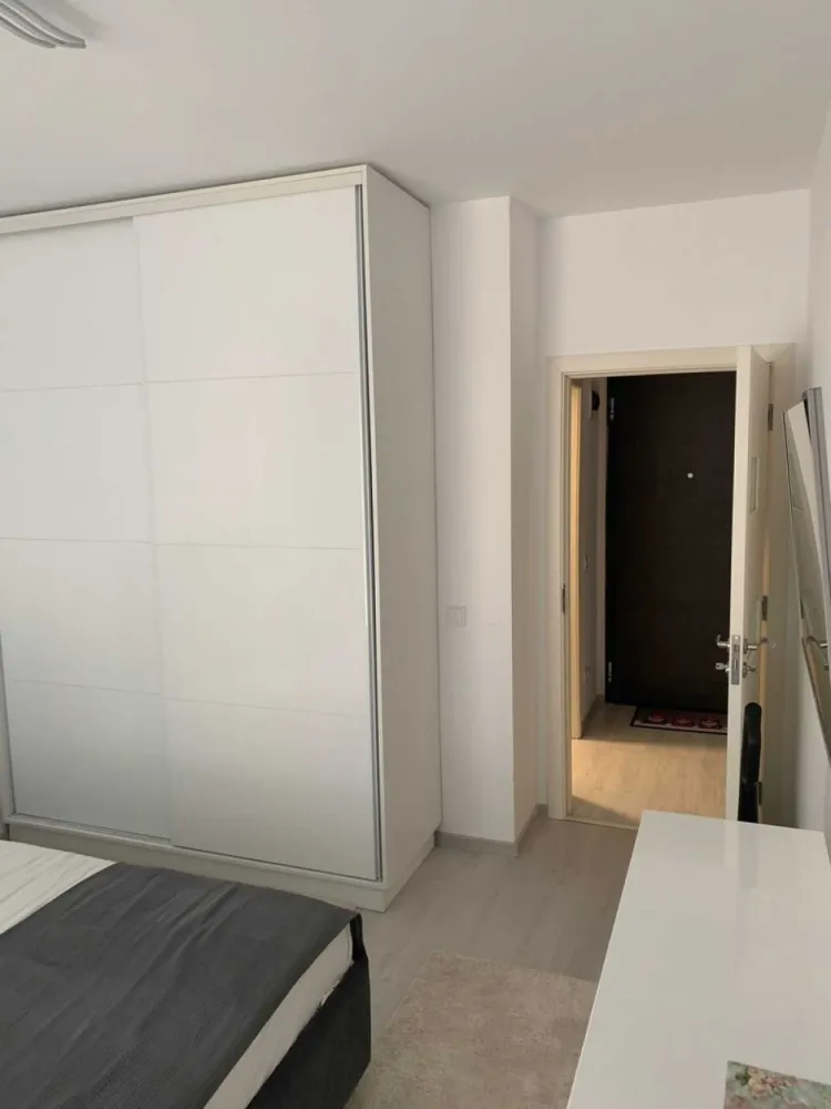 Exigent Plaza Residence - PROPRIETAR / Ap. 2 Camere/Etaj 2/Lujerului - Proprietar, vând apartament cu 2 camere, complet decomandat, situat în complexul Exigent Plaza – Faza 3, la etajul 2 dintr-un imobil modern cu 2 lifturi. Imobilul beneficiază de o vedere liberă, neobturată, către o zonă liniștită de case, oferind intimitate și lumină naturală pe tot parcursul zilei.

Apartamentul se vinde exact ca în poze, mobilat și utilat, fiind ideal atât pentru locuire, cât și pentru investiție.

Suprafață utilă totală: 57 mp, compartimentată eficient astfel:
 • Living: 20,70 mp
 • Dormitor: 13,20 mp
 • Bucătărie: 9,30 mp
 • Hol: 6,10 mp
 • Baie: 4 mp

Locuința este situată într-un complex rezidențial apreciat, cu acces facil către mijloace de transport, mall-uri (Plaza România), școli, grădinițe și 30M pana la parcul Liniei.