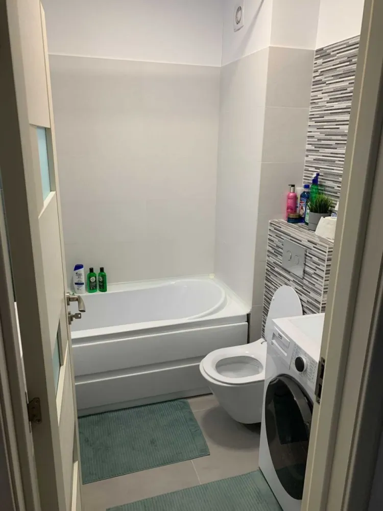 Exigent Plaza Residence - PROPRIETAR / Ap. 2 Camere/Etaj 2/Lujerului - Proprietar, vând apartament cu 2 camere, complet decomandat, situat în complexul Exigent Plaza – Faza 3, la etajul 2 dintr-un imobil modern cu 2 lifturi. Imobilul beneficiază de o vedere liberă, neobturată, către o zonă liniștită de case, oferind intimitate și lumină naturală pe tot parcursul zilei.

Apartamentul se vinde exact ca în poze, mobilat și utilat, fiind ideal atât pentru locuire, cât și pentru investiție.

Suprafață utilă totală: 57 mp, compartimentată eficient astfel:
 • Living: 20,70 mp
 • Dormitor: 13,20 mp
 • Bucătărie: 9,30 mp
 • Hol: 6,10 mp
 • Baie: 4 mp

Locuința este situată într-un complex rezidențial apreciat, cu acces facil către mijloace de transport, mall-uri (Plaza România), școli, grădinițe și 30M pana la parcul Liniei.