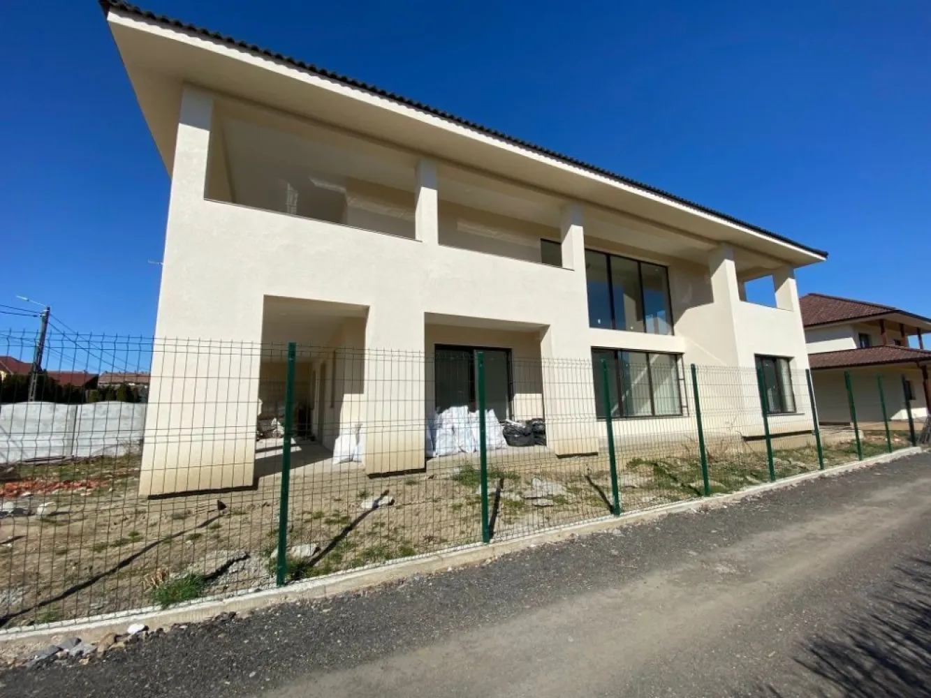 BRASADAS vinde casa NOUA din 2022 in zona Carpati 2. - Agenția imobiliara BRASADAS vinde casa NOUA constructie 2022 in zona Carpati 2.
Cladirea are 270 mp. utili, este de tip D+P+E, are 4 dormitoare, beci, bucatarie, living cu loc de luat masa, camera tehnica, spalatorie, 2 bai, 2 terase si garaj.
Este izolata cu polistiren de 15, are incalzire in pardosea si jaluzele electrice din metal pe exterior.
Terenul aferent are suprafata de 508 mp.
www.brasadas.com