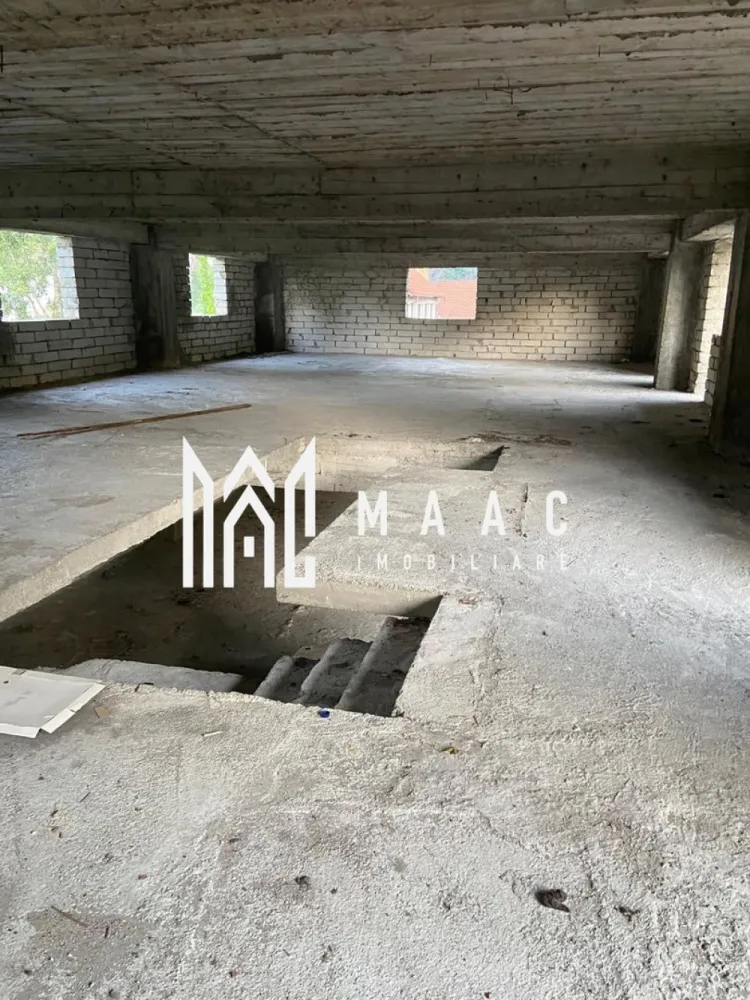 Spatiu comercial | P+1+M | 950 MPU | Valea Oltului OMV - MAAC Imobiliare va prezinta un Spațiu Comercial de Închiriat – Poziție Premium pe Valea Oltului (DN7), lângă Benzinăria Petrom.

Caracteristici:
Suprafață utila de 957 mp, structurată eficient pe 3 niveluri identice:
Parter: 319 mp
Etaj 1: 319 mp
Mansardă: 319 mp.

Spațiul este ideal pentru organizarea activităților pe departamente sau funcțiuni diferite

Teren aferent de 900 mp:
Zonă generoasă de parcare și spațiu de manevră pentru marfă
Posibilitate de amenajare terasă sau zonă verde pentru clienți

Utilități complete:
Curent trifazic, potrivit pentru activități cu consum mare de energie
Acces la rețeaua de apă și canalizare.

Spațiu potrivit pentru:
Showroom auto sau de produse tehnice
Restaurant sau fast-food
Clinică medicală 
Spații de birouri sau coworking
Centru logistic sau depozit
Service auto sau spălătorie
Magazin de bricolaj, materiale de construcții sau echipamente industriale
Alte activități comerciale sau de servicii

Avantaje:
Vizibilitate maximă din DN7, într-o zonă cu trafic rutier intens
Posibilitate de adaptare interioară în funcție de cerințele chiriașului

Pentru mai multe detalii precizati telefonic ca ati vazut anuntul cu ID: CP2544762