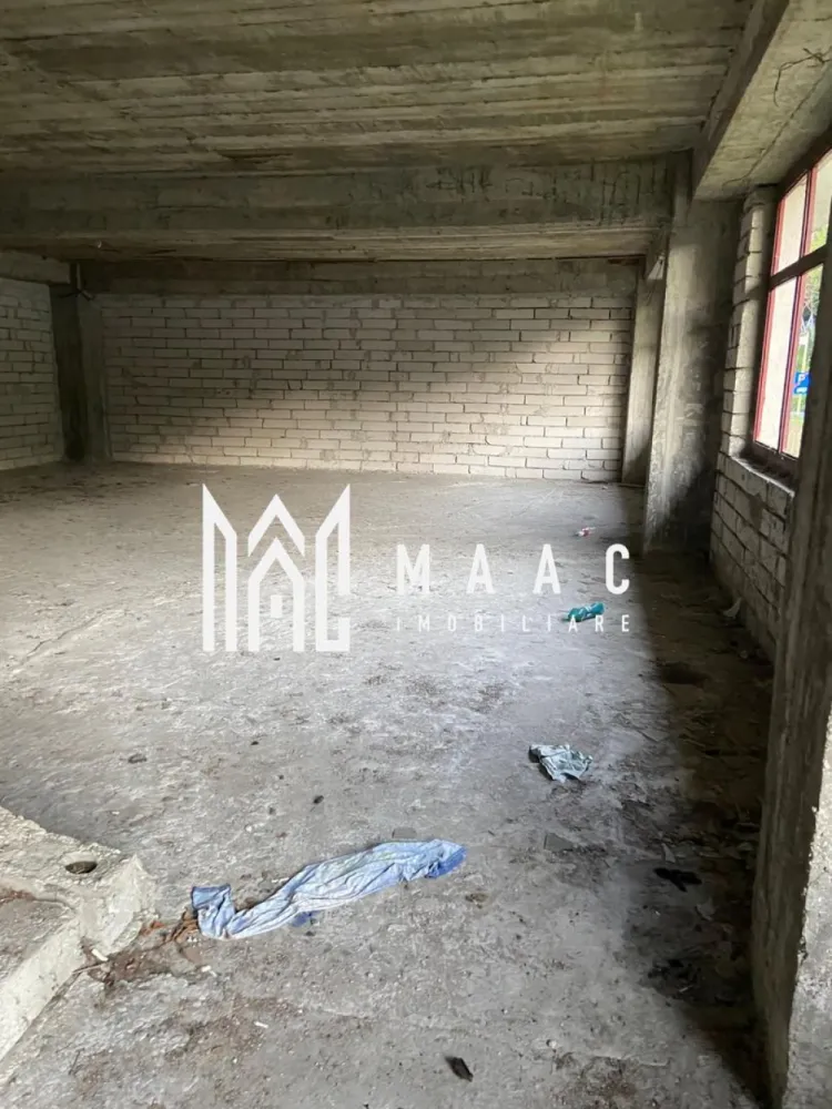 Spatiu comercial | P+1+M | 950 MPU | Valea Oltului OMV - MAAC Imobiliare va prezinta un Spațiu Comercial de Închiriat – Poziție Premium pe Valea Oltului (DN7), lângă Benzinăria Petrom.

Caracteristici:
Suprafață utila de 957 mp, structurată eficient pe 3 niveluri identice:
Parter: 319 mp
Etaj 1: 319 mp
Mansardă: 319 mp.

Spațiul este ideal pentru organizarea activităților pe departamente sau funcțiuni diferite

Teren aferent de 900 mp:
Zonă generoasă de parcare și spațiu de manevră pentru marfă
Posibilitate de amenajare terasă sau zonă verde pentru clienți

Utilități complete:
Curent trifazic, potrivit pentru activități cu consum mare de energie
Acces la rețeaua de apă și canalizare.

Spațiu potrivit pentru:
Showroom auto sau de produse tehnice
Restaurant sau fast-food
Clinică medicală 
Spații de birouri sau coworking
Centru logistic sau depozit
Service auto sau spălătorie
Magazin de bricolaj, materiale de construcții sau echipamente industriale
Alte activități comerciale sau de servicii

Avantaje:
Vizibilitate maximă din DN7, într-o zonă cu trafic rutier intens
Posibilitate de adaptare interioară în funcție de cerințele chiriașului

Pentru mai multe detalii precizati telefonic ca ati vazut anuntul cu ID: CP2544762