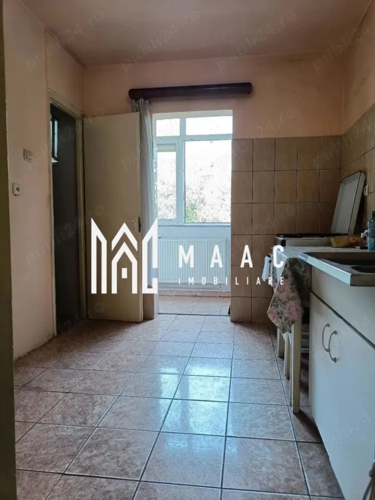 Apartament 2 camere | Balcon | Pivnita | Vasile Aaron - MAAC Imobiliare va prezinta un apartament decomandat cu 2 camere – Zona Vasile Aaron, Sibiu.

Caracteristici:
Suprafață utilă: 50 mp
Etaj: 4 din 5 (ultimul etaj este mansarda)

Compartimentare:
Living luminos, dormitor separat, bucătărie închisă, cu cămară, balcon închis de 5 mp.
Pivniță inclusă – spațiu suplimentar pentru depozitare

Dotări și finisaje:
Geamuri termopan
Centrală termică proprie cu calorifere 
Apartament luminos, cu orientare favorabilă

În imediata apropiere se află:
Magazine alimentare și supermarketuri
Stații de autobuz – conexiune rapidă cu restul orașului
Școli, grădinițe, parcuri și spații verzi
Farmacii, bănci și alte servicii utile

Ideal atât pentru locuit, cât și pentru investiție în scop de închiriere.

Pentru mai multe detalii precizati telefonic ca ati vazut anuntul cu ID: CP2544668
