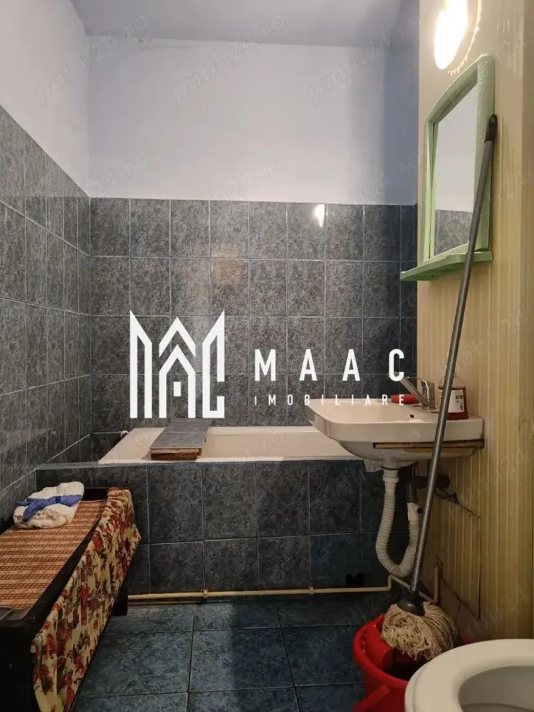 Apartament 2 camere | Balcon | Pivnita | Vasile Aaron - MAAC Imobiliare va prezinta un apartament decomandat cu 2 camere – Zona Vasile Aaron, Sibiu.

Caracteristici:
Suprafață utilă: 50 mp
Etaj: 4 din 5 (ultimul etaj este mansarda)

Compartimentare:
Living luminos, dormitor separat, bucătărie închisă, cu cămară, balcon închis de 5 mp.
Pivniță inclusă – spațiu suplimentar pentru depozitare

Dotări și finisaje:
Geamuri termopan
Centrală termică proprie cu calorifere 
Apartament luminos, cu orientare favorabilă

În imediata apropiere se află:
Magazine alimentare și supermarketuri
Stații de autobuz – conexiune rapidă cu restul orașului
Școli, grădinițe, parcuri și spații verzi
Farmacii, bănci și alte servicii utile

Ideal atât pentru locuit, cât și pentru investiție în scop de închiriere.

Pentru mai multe detalii precizati telefonic ca ati vazut anuntul cu ID: CP2544668