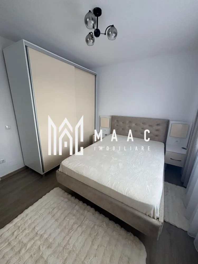 Apartament 2 camere | Decomandat | Etaj 2 | Balcon | Pivniță | Ștrand - Maac Imobiliare prezintă un apartament spațios și complet decomandat, situat la etajul 2 din 4 al unui bloc bine întreținut din cartierul Ștrand. Locuința dispune de o suprafață totală de 71 mp, din care 61 mp utili și balcon generos de 10 mp, perfect pentru momentele de relaxare. Apartamentul a fost renovat recent, inclusiv instalația electrică și cea termică, oferind un confort modern și siguranță. Este compus din două camere mari, bucătărie separată, baie cu geam, hol spațios și balcon închis. Se vinde mobilat și utilat complet, exact ca în fotografii – gata de mutat! Beneficiază de o pivniță mare, ideală pentru depozitare suplimentară, și se află într-o zonă foarte bine dezvoltată, cu acces facil către: stații de autobuz, școli și grădinițe, magazine și farmacii, parc și alte facilități de cartier. Ideal pentru locuit sau investiție! Pentru mai multe detalii specificati ca ati vazut anuntul cu ID: CP2539690