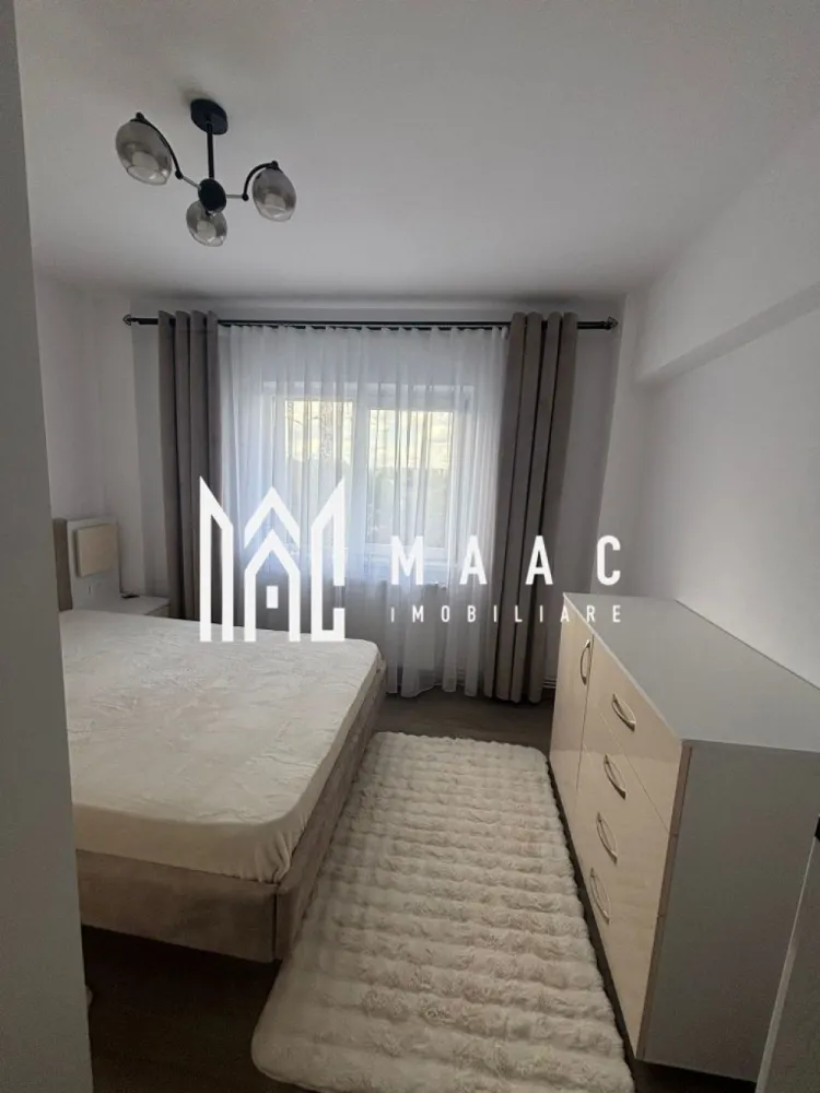 Apartament 2 camere | Decomandat | Etaj 2 | Balcon | Pivniță | Ștrand - Maac Imobiliare prezintă un apartament spațios și complet decomandat, situat la etajul 2 din 4 al unui bloc bine întreținut din cartierul Ștrand. Locuința dispune de o suprafață totală de 71 mp, din care 61 mp utili și balcon generos de 10 mp, perfect pentru momentele de relaxare. Apartamentul a fost renovat recent, inclusiv instalația electrică și cea termică, oferind un confort modern și siguranță. Este compus din două camere mari, bucătărie separată, baie cu geam, hol spațios și balcon închis. Se vinde mobilat și utilat complet, exact ca în fotografii – gata de mutat! Beneficiază de o pivniță mare, ideală pentru depozitare suplimentară, și se află într-o zonă foarte bine dezvoltată, cu acces facil către: stații de autobuz, școli și grădinițe, magazine și farmacii, parc și alte facilități de cartier. Ideal pentru locuit sau investiție! Pentru mai multe detalii specificati ca ati vazut anuntul cu ID: CP2539690