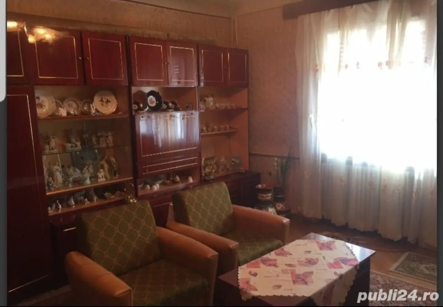 BASARAS vinde casa inchiriata pe 3 ani 800 Euro/luna. - Agenția imobiliara BRASADAS vinde casa cu sau fara chirie in derulare pe o perioada de 3 ani cu posibilitate prelungire ( chirie 800Euro, lunar utilitatile in seama chiriasului ) , imobilul P+1 nivele ( 170 mp avand 4 camere, living, bucatarie, 2 bai, terasa mare etaj ) cu dependinte 2 beciuri si un spatiu comercial de 40 mp inclus in cladire la parter fost bar cu posibilitatea relurii activitatii sau destinatie de garaj auto, curte aferenta. 
www.brasadas.com.