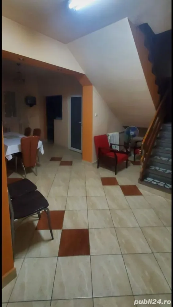 BASARAS vinde casa inchiriata pe 3 ani 800 Euro/luna. - Agenția imobiliara BRASADAS vinde casa cu sau fara chirie in derulare pe o perioada de 3 ani cu posibilitate prelungire ( chirie 800Euro, lunar utilitatile in seama chiriasului ) , imobilul P+1 nivele ( 170 mp avand 4 camere, living, bucatarie, 2 bai, terasa mare etaj ) cu dependinte 2 beciuri si un spatiu comercial de 40 mp inclus in cladire la parter fost bar cu posibilitatea relurii activitatii sau destinatie de garaj auto, curte aferenta. 
www.brasadas.com.