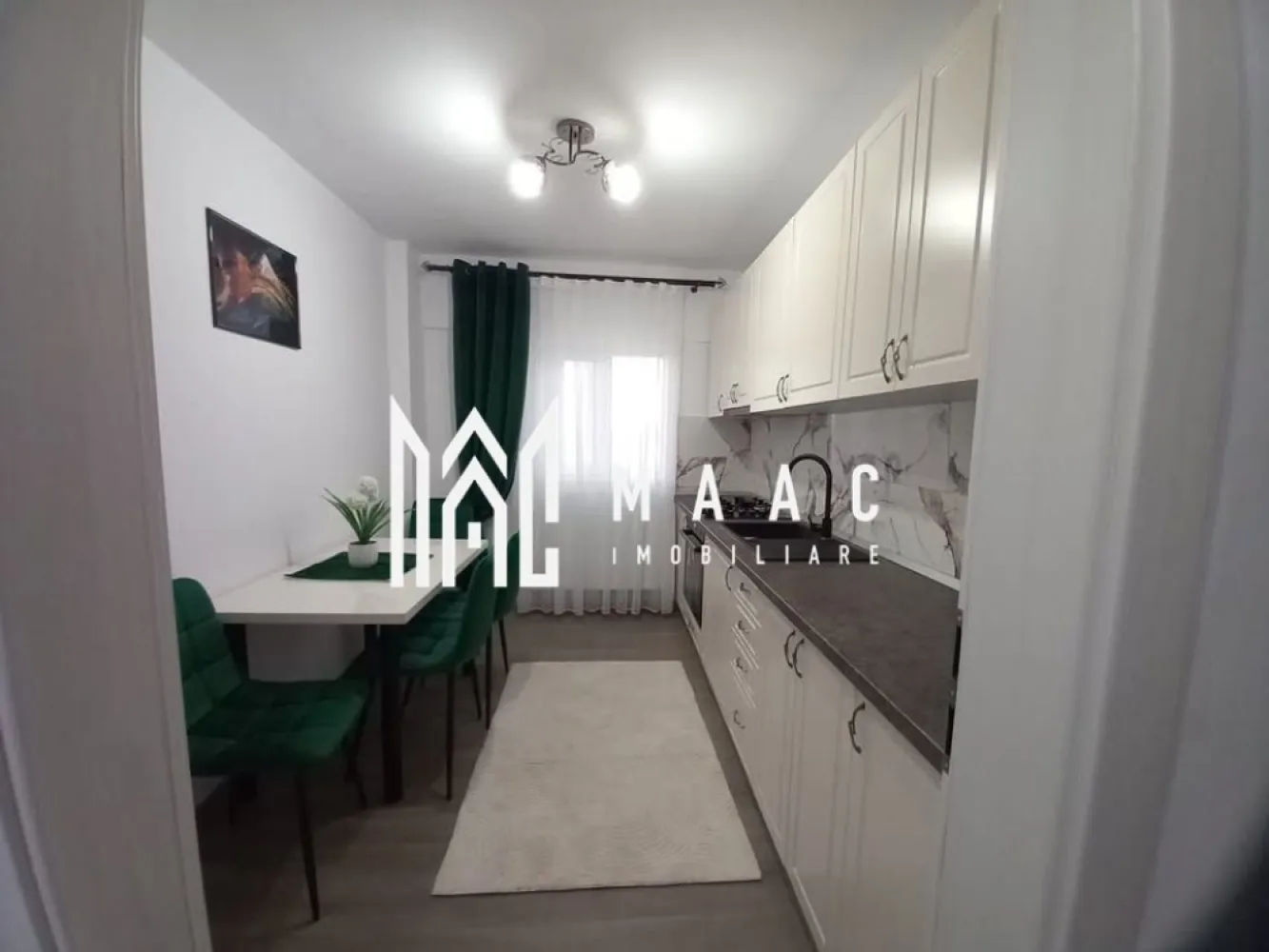 Apartament 2 camere | Decomandat | Etaj 2 | Balcon | Pivniță | Ștrand - Maac Imobiliare prezintă un apartament spațios și complet decomandat, situat la etajul 2 din 4 al unui bloc bine întreținut din cartierul Ștrand. Locuința dispune de o suprafață totală de 71 mp, din care 61 mp utili și balcon generos de 10 mp, perfect pentru momentele de relaxare. Apartamentul a fost renovat recent, inclusiv instalația electrică și cea termică, oferind un confort modern și siguranță. Este compus din două camere mari, bucătărie separată, baie cu geam, hol spațios și balcon închis. Se vinde mobilat și utilat complet, exact ca în fotografii – gata de mutat! Beneficiază de o pivniță mare, ideală pentru depozitare suplimentară, și se află într-o zonă foarte bine dezvoltată, cu acces facil către: stații de autobuz, școli și grădinițe, magazine și farmacii, parc și alte facilități de cartier. Ideal pentru locuit sau investiție! Pentru mai multe detalii specificati ca ati vazut anuntul cu ID: CP2539690
