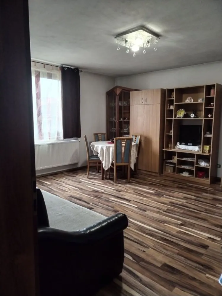 BRASADAS vinde casa cu etaj in zona Paulestiului. - Agenția imobiliara BRASADAS vinde casa in zona Paulestiului, cu o suprafață de 384 mp. (amprenta 128mp)
Proprietatea este compusă din parter, care este locuibil și dotat cu centrala termica nouă.
Etajul 1 și mansarda sunt în roșu și dispun de geamuri termopane. 
Proprietatea deține un beci, acces auto și teren cu o suprafață de 630mp.
Pentru mai multe oferte accesați www.brasadas.com.