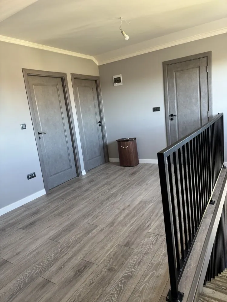 BRASADAS vinde casa noua la cheie in zona Titulescu. - Agentia imobiliara BRASADAS vinde casa nouă , finisată interior în stil modern cu produse de calitate , încălzire cu centrală pe gaz și calorifere. 

Casa deține 2 garaje mari la parter și o baie de serviciu. 

La et1: hol mare ,camera, bucătărie , baie. 

La et2: hol , baie,2 dormitoare. 
Casa se află pe Str Diana , o zona superbă cu peisaj natural și zona verde îți oferă relaxare dar și avantajul de a fi aproape de școli, grădinițe și alte facilități.

Suprafața casei este 185 mp, iar curtea 700 mp. 

Este dotată cu toate utilitățile necesare, aer condiționat și sistem de supraveghere.
Se predă mobilată !

Www.brasadas.com.