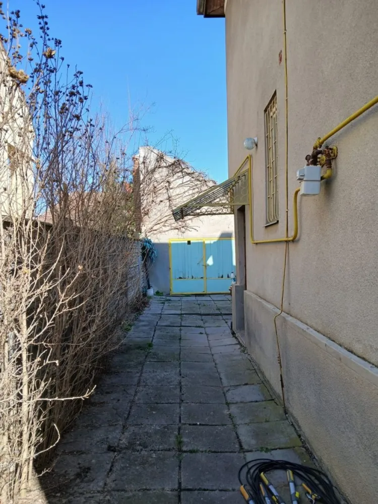 BRASADAS vinde casa cu 4 cam teren 360mp zona ULTRACENTRALĂ. - Agenția imobiliara BRASADAS vinde casa cu etaj ultracentrala 4 camere, 2 bai, terasa, cu suprafața 130 mp.
Garaj 24 mp.Teren în suprafață de 363 mp. cu front de 11 m la 2 străzi.
Pentru mai multe oferte accesați www.brasadas.com.