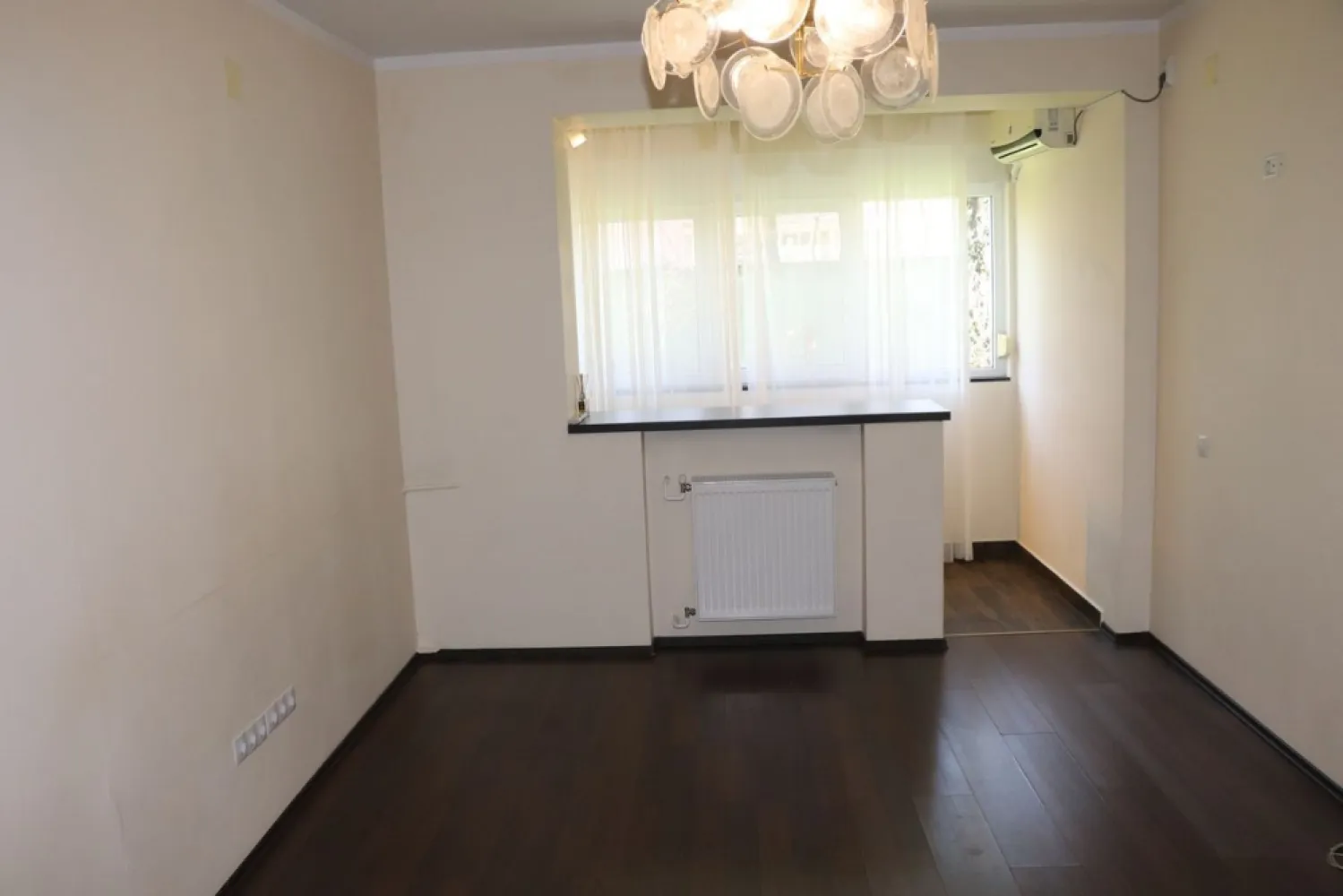 Victoriei, Pasaj, Str. Londra - 2 camere semidec, balcon inchis, bucatarie mobilata si utilata, 2 AC, recomandat: rezidential, birouri, 1+1 garantie.