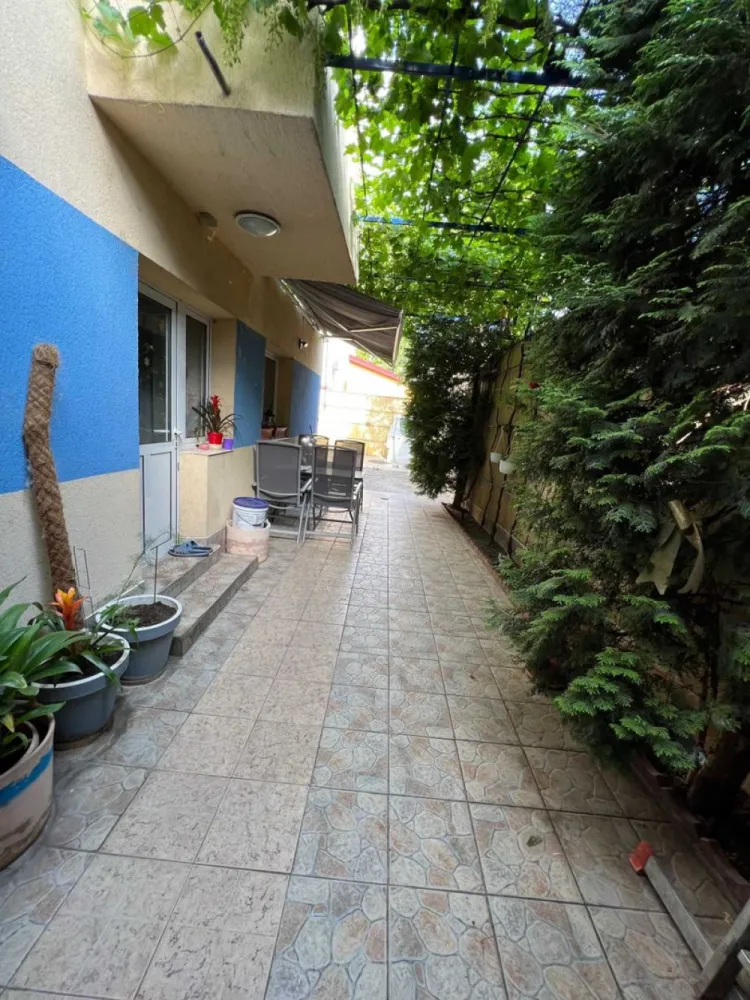 OFERTA Casa Vila Splaiul Unirii P+2+pod si P+1 sau schimb - Casa Vila Splaiul Unirii P+2+pod si P+1 sunt doua corpuri in aceeasi casa cu intrari separate care se pot uni daca se doreste,pot locui doua familii separat sau schimb cu ceva mai mic,eventual si apartamente + diferenta
,casa are toate cerintele de la put propriu si Apa Nova, sistem de supraveghere,alarme,aer conditionat,centrala termica,garaj auto cu rampa,etc,se mai poate ridica un etaj deoarece parterul are ziduri groase de 80 cm inclusiv temelia,constructie an 2004,camerele 7 sunt foarte mari daca se doreste sediu de firma,casa NU a fost facuta de vanzare,unic propietar,mai multe detalii si mai multe poze,vizionare la telefon,PRET SCAZUT DE LA 510.000 euro