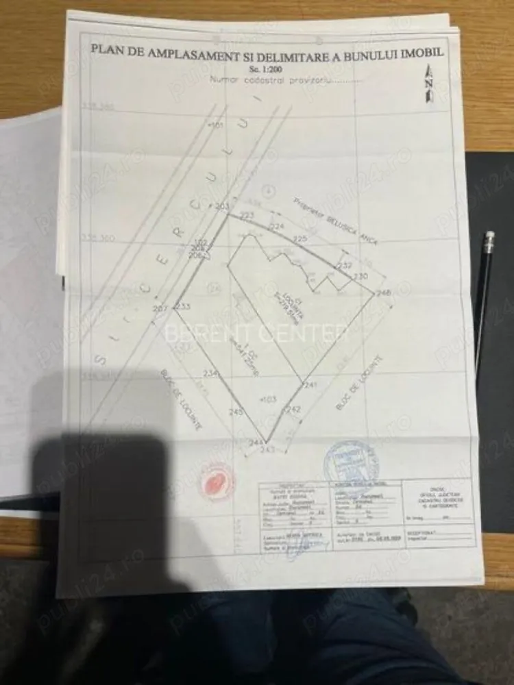 Proprietate exceptionala - Armeneasca - Cercului 2A - Proprietate de exceptie ( casa + teren), zona Armeneasca, strada Cercului 2A. - casa- constructie 1928 - 321 mp utili ( 516 mp construiti) + teren - 541 mp - raritate pentru întreaga zona. Casa este dispusa pe subsol + demisol+ parter+ pod, separat exista o pivniță de 80 mp. Extrem de versatila, proprietatea poate fi renovata și pretabila pentru spatiu rezidential sau orice alta activitate liberala ( cabinet avocat, notarial, medical,restaurant, etc). Extrem de atractiv pentru in investitor, exista un studiu istoric și un proiect de dezvoltare pentru un imobil nou - P+3, care poate fi predat viitorilor proprietari. Deschiderea terenului este foarte generoasa, de 15 ml la strada Cercului. Exista contracte de utilitati, iar proprietatea nu a avut niciodată probleme juridice ( a fost permanent în proprietatea privata)