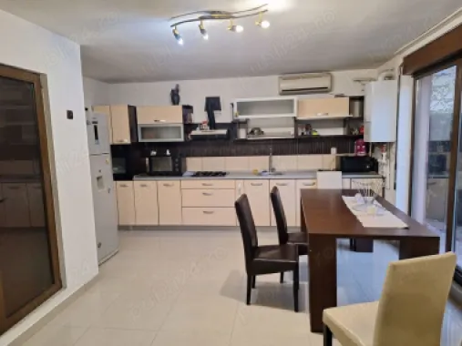 Închiriez vilă situata central