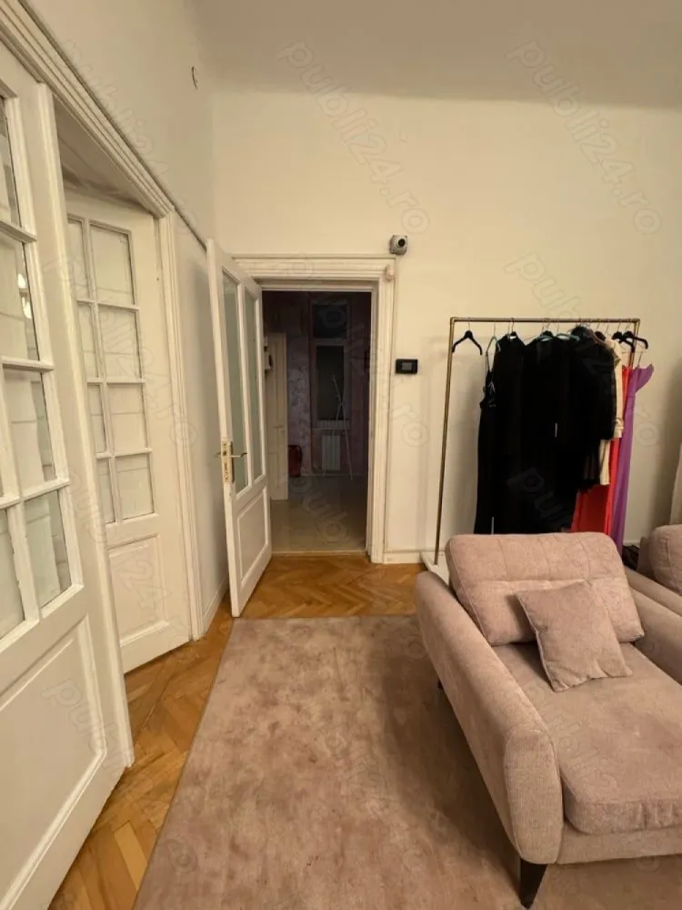 Apartament în Vila Unirii - Se închiriază apartament în vila 4 camere ,1 baie,1 bucătărie,1 hol,scara interioară privată în zona Unirii cu ieșire la tribunal .140m. A fost renovată recent fiecare cameră dispune de aer condiționat ,încălzirea centrala pe gaz nouă , interfon cu cameră sistem de camere supraveghere.
Ideală studio foto ,show-room ,birou sau cabinet ! 
Casa a fost reabilitată și renovată nu deține bulină roșie