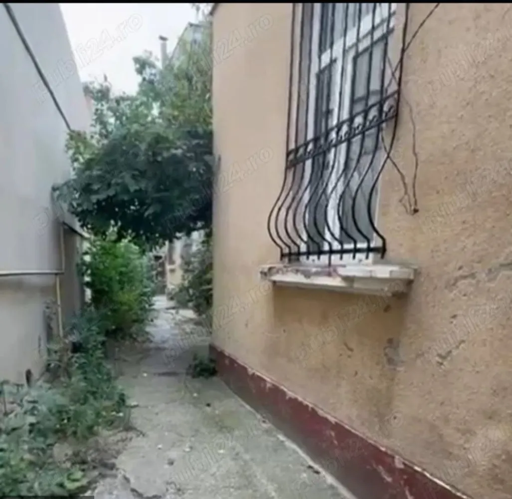 Vând Casă 2 corpuri stil vagon centrul Bucureștiului - Vând Casă, stil vagon, singur curte, cadastru, intabulare, compusă din 2 corpuri, unul are Sp+P+M - 225mp,al doilea doar parter 131 mp, teren 524mp, deschidere la strada 14 m, toate utilitățile, gaze, curent.
Casa se află aproape de strada principală Viitorului, în sectorul 2 în zona centrală între strada Mihai Eminescu și Ștefan cel Mare.
Accept credit!