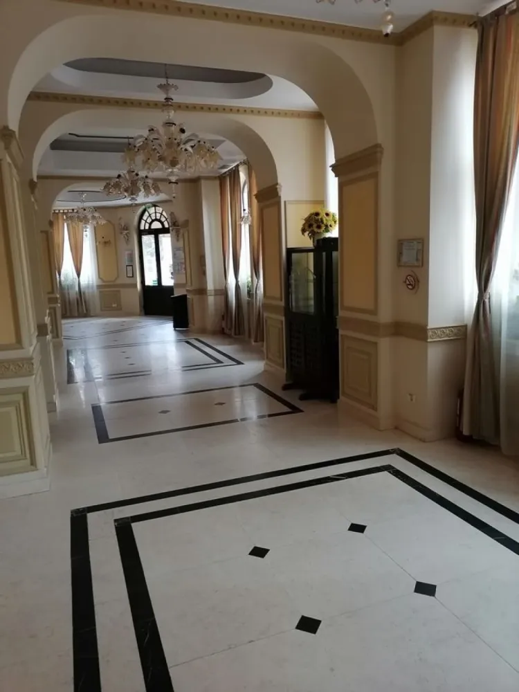 Piata Gemeni, Sector 2, spatiu comercial - Proprietar, inchiriez spatiu comercial stradal in zona centrala (Bulevardul Dacia-piata Gemeni) la parterul unei clinici medicale. Pretabil pentru activitati medicale(optica, ORL, stomatologie, recoltare analize, farmacie,dermatologie /cosmetica, medicina muncii) showroom,notariat,birouri sau alte activitati comerciale. Exclus restaurante.
Cladirea detine ISU.