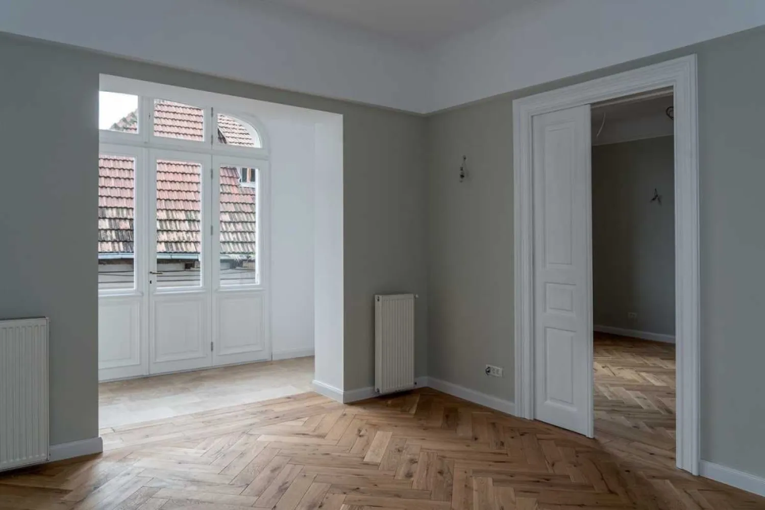 Apartament Lux Armeneasca - Direct proprietar Comision 0 - Apartament renovat complet situat la etajul 1 al unei vile cu D+P+E format din 5 camere, 2 toalete. Curte 100 mp

Apartament format din 5 camere, 2 toalete. Balconul este inchis si se poate transforma in bucatarie sau spatiu recreere.
Spatiul se afla la etajul 1 al unei vile formate din D+P+E. Vila are si o curte in suprafata de 100 mp ce se foloseste la comun.

Apartamentul are ca dotari retea de transmitere rapida a datelor, alarma cu senzori de miscare, sistem de supraveghere video, videointerfon.
Apartamentul a fost renovat total in 2021 avand toate instalatiile de apa, curent si gaze absolut noi. Podelele sunt refacute complet si au parchet multistratificat, usi din lemn masiv noi, imobilul fiind consolidat.

Intrarea se face separat de celalalte nivele.

Imobilul apartine unui singur proprietar.