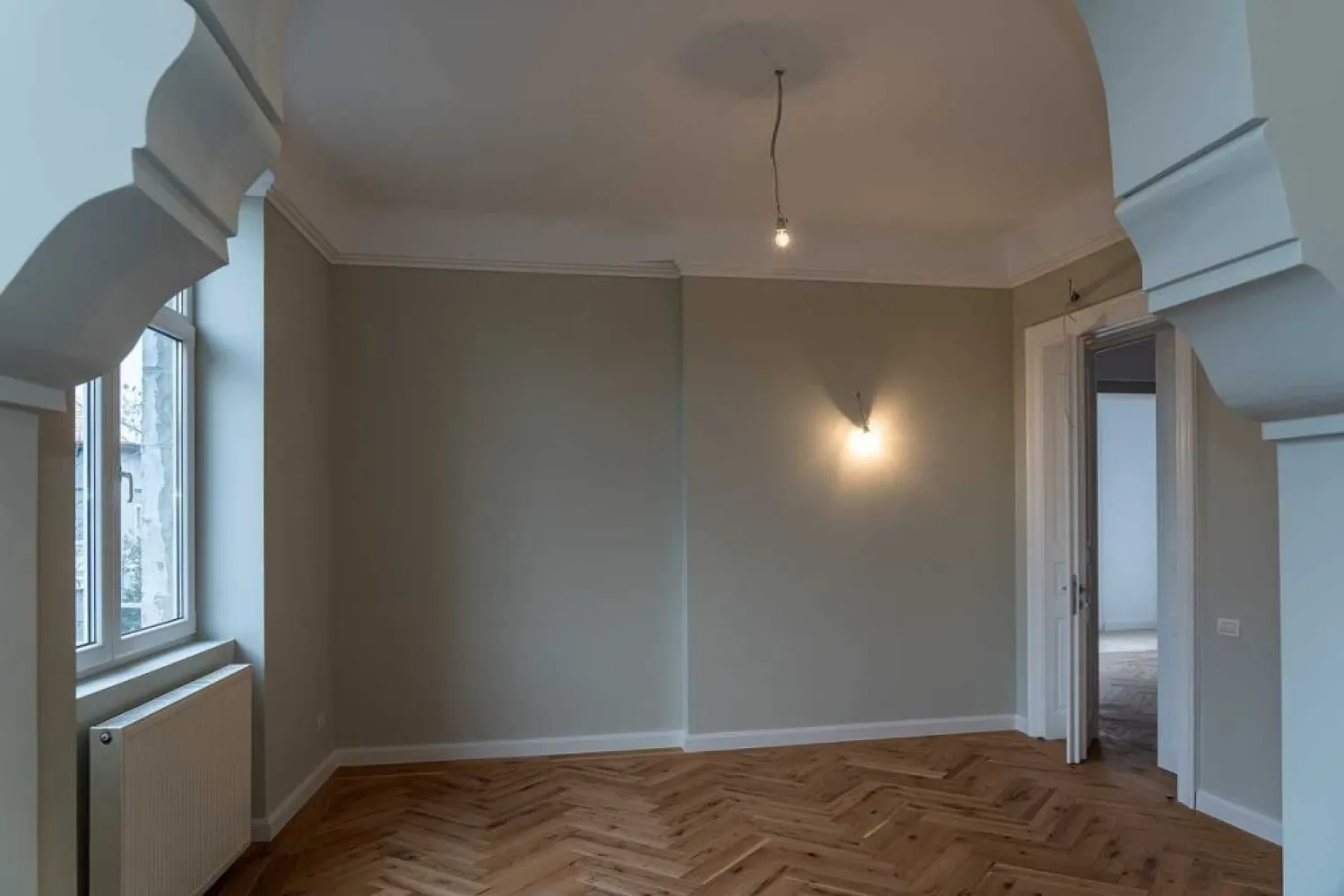 Apartament Lux Armeneasca - Direct proprietar Comision 0 - Apartament renovat complet situat la etajul 1 al unei vile cu D+P+E format din 5 camere, 2 toalete. Curte 100 mp

Apartament format din 5 camere, 2 toalete. Balconul este inchis si se poate transforma in bucatarie sau spatiu recreere.
Spatiul se afla la etajul 1 al unei vile formate din D+P+E. Vila are si o curte in suprafata de 100 mp ce se foloseste la comun.

Apartamentul are ca dotari retea de transmitere rapida a datelor, alarma cu senzori de miscare, sistem de supraveghere video, videointerfon.
Apartamentul a fost renovat total in 2021 avand toate instalatiile de apa, curent si gaze absolut noi. Podelele sunt refacute complet si au parchet multistratificat, usi din lemn masiv noi, imobilul fiind consolidat.

Intrarea se face separat de celalalte nivele.

Imobilul apartine unui singur proprietar.