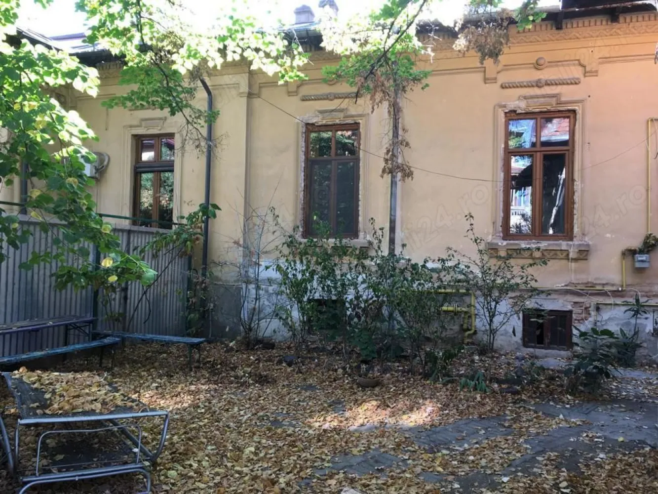 apartament 3 camere decomandate la curte (et.1), zona Dacia-Mosilor. pret 380 euro - apartament 3 camere decomandate la curte( 1 singur vecin la parter), et.1, zona Dacia-Mosilor. pret 380 euro. Centrala proprie, bucatarie mare, utilata, recent zugravit, lustruit parchetul, baie si grup sanitar separat.