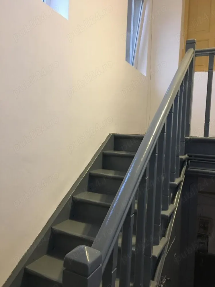 apartament 3 camere decomandate la curte (et.1), zona Dacia-Mosilor. pret 380 euro - apartament 3 camere decomandate la curte( 1 singur vecin la parter), et.1, zona Dacia-Mosilor. pret 380 euro. Centrala proprie, bucatarie mare, utilata, recent zugravit, lustruit parchetul, baie si grup sanitar separat.