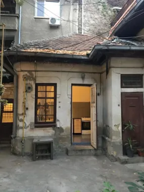 apartament 3 camere decomandate la curte (et.1), zona Dacia-Mosilor. pret 380 euro