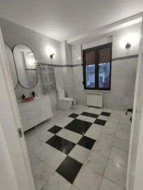 BDUL DACIA, PIATA GEMENI, 2 etaje SPATIU BIROURI