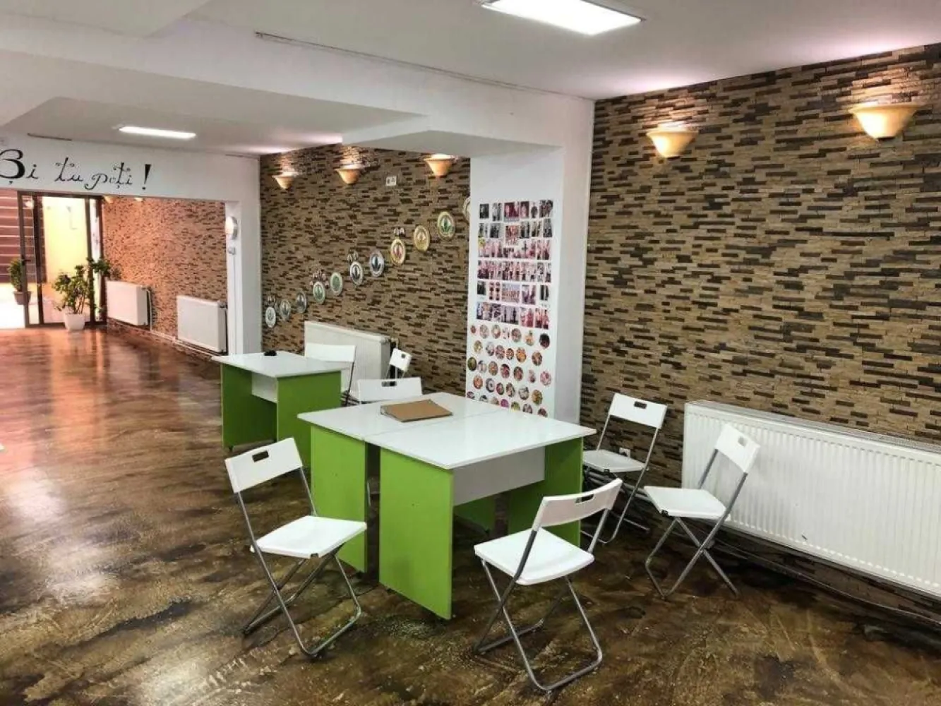 Spatiu comercial, birouri, cabinet medical - Unirii cu Traian - Birouri de inchiriat.
- Suprafata totala 170 mp (d.c. 2 terase de 28mp);
- Suprafata comerciala 142 mp;
- 2 cai de acces; prin fata + lift;
- Centrala termica + 2 aer conditionat cu inverter;
- grupuri sanitare B+F;
- Contorizare separata
Dotari imobil:
- supraveghere video;
- izolatii termice interior, exterior,
- podele marmura/gresie;
- ferestre geam termopan

Spatiul comercial se afla la parterul unei constructii noi (2009) si poate avea ca destinatie: spatiu de birouri, cabinet medical, birou notarial, afterschool, salon infrumusetare etc.
Este compartimentat pt. a fi restaurant, dar, a fost inchiriat unei firme de asigurari (broker) pt. activitate de birouri iar ulterior a a gazduit un coafor (frizerie) si centru wellness - Herbalife.
Concret, are un open space de cca 100 mp la parter si dependintele la subsol + o camera care poate fi folosita ca birou sau vestiar,
Dispune de 2 terase in proprietate.