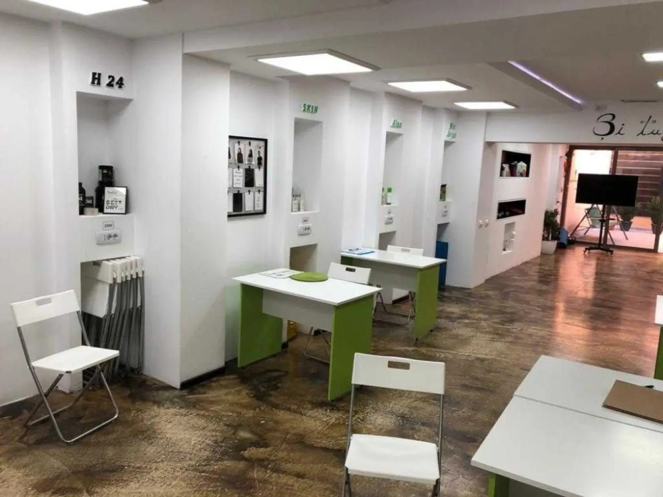 Spatiu comercial, birouri, cabinet medical - Unirii cu Traian - Birouri de inchiriat.
- Suprafata totala 170 mp (d.c. 2 terase de 28mp);
- Suprafata comerciala 142 mp;
- 2 cai de acces; prin fata + lift;
- Centrala termica + 2 aer conditionat cu inverter;
- grupuri sanitare B+F;
- Contorizare separata
Dotari imobil:
- supraveghere video;
- izolatii termice interior, exterior,
- podele marmura/gresie;
- ferestre geam termopan

Spatiul comercial se afla la parterul unei constructii noi (2009) si poate avea ca destinatie: spatiu de birouri, cabinet medical, birou notarial, afterschool, salon infrumusetare etc.
Este compartimentat pt. a fi restaurant, dar, a fost inchiriat unei firme de asigurari (broker) pt. activitate de birouri iar ulterior a a gazduit un coafor (frizerie) si centru wellness - Herbalife.
Concret, are un open space de cca 100 mp la parter si dependintele la subsol + o camera care poate fi folosita ca birou sau vestiar,
Dispune de 2 terase in proprietate.