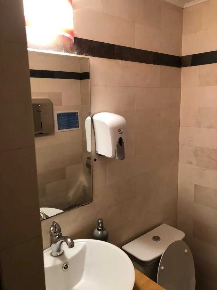 Spatiu comercial, birouri, cabinet medical - Unirii cu Traian - Birouri de inchiriat.
- Suprafata totala 170 mp (d.c. 2 terase de 28mp);
- Suprafata comerciala 142 mp;
- 2 cai de acces; prin fata + lift;
- Centrala termica + 2 aer conditionat cu inverter;
- grupuri sanitare B+F;
- Contorizare separata
Dotari imobil:
- supraveghere video;
- izolatii termice interior, exterior,
- podele marmura/gresie;
- ferestre geam termopan

Spatiul comercial se afla la parterul unei constructii noi (2009) si poate avea ca destinatie: spatiu de birouri, cabinet medical, birou notarial, afterschool, salon infrumusetare etc.
Este compartimentat pt. a fi restaurant, dar, a fost inchiriat unei firme de asigurari (broker) pt. activitate de birouri iar ulterior a a gazduit un coafor (frizerie) si centru wellness - Herbalife.
Concret, are un open space de cca 100 mp la parter si dependintele la subsol + o camera care poate fi folosita ca birou sau vestiar,
Dispune de 2 terase in proprietate.
