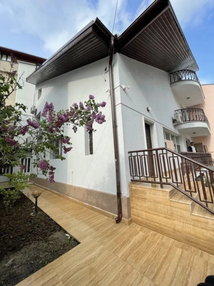 Direct Propietar - Vila de inchirat Herastau- Nicolae Caramfil - Direct Proprietar - Vila Complet Mobilată şi Utilată pentru Închiriere în Zona de Nord, Bucureşti

Oferim spre închiriere o vilă superbă, recent renovată (2021), situată în zona exclusivistă Nicolae G. Caramfil din nordul Bucureştiului. Aceasta este ideală pentru rezidenţă, birouri sau chiar clinici, datorită compartimentării versatile şi dotărilor complete.

Detalii Vilă:

Tip: Vilă insiruită, cu regim de înălţime P + 1 + M
Compartimentare:
Parter: Zonă de living şi dining spaţioasă, bucătărie decomandată, 2 băi şi 2 dormitoare.
Etaj 1: 2 dormitoare luminoase, o baie şi o terasă generoasă.
Mansardă: Dormitor, baie proprie, terasă şi multiple spaţii de depozitare.
Facilităţi: Curte privată pentru momente de relaxare şi un loc de parcare dedicat.
Beneficii: Vila impresionează prin finisajele de calitate, spaţiile generoase şi amplasarea într-o zonă liniştită, dar accesibilă. O alegere perfectă pentru locuit, spaţiu de birou modern sau pentru o clinică de profil.

Pentru mai multe detalii şi programarea unei vizionări, vă invităm să ne contactaţi.