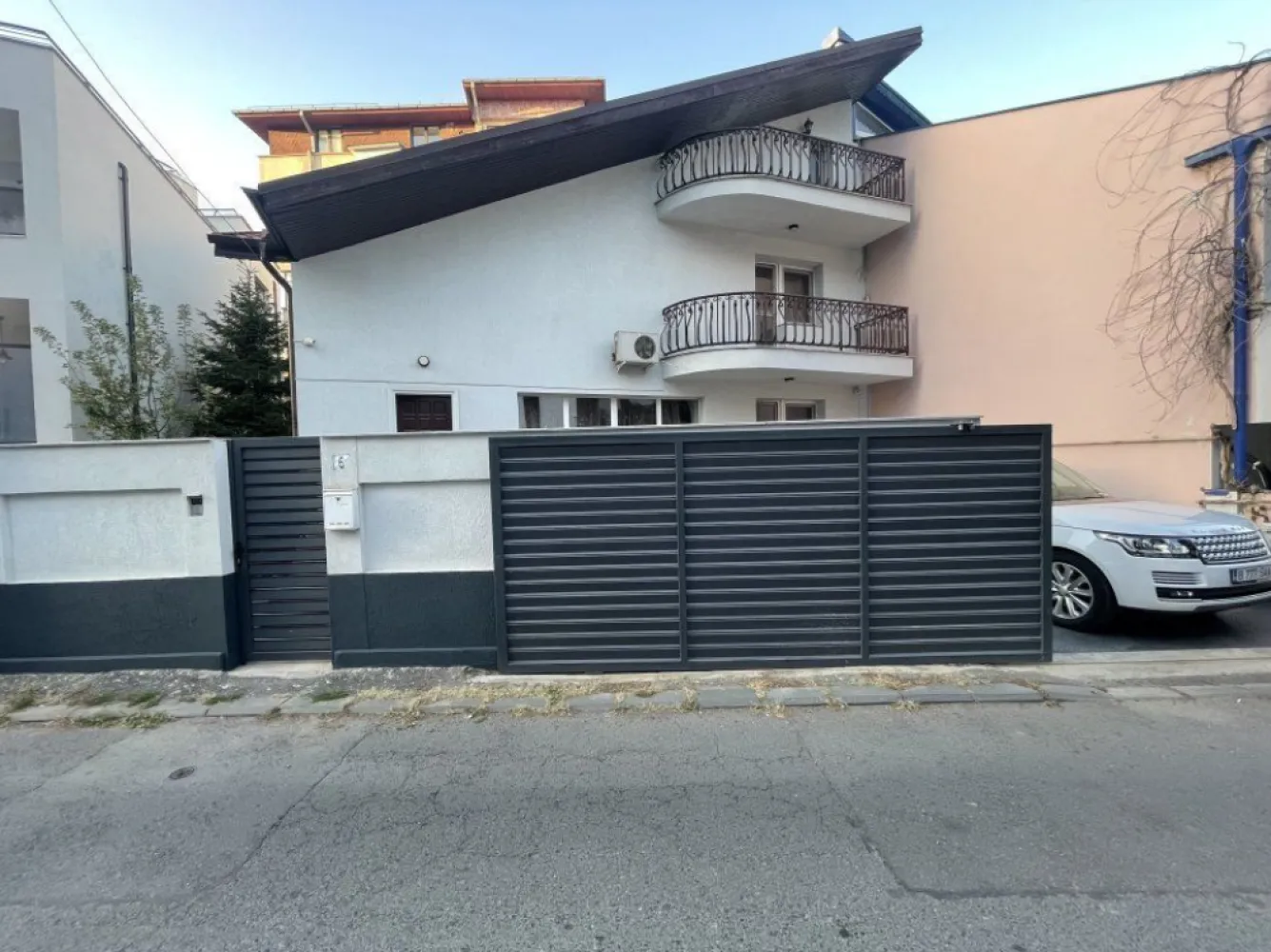 Direct Propietar - Vila de inchirat Herastau- Nicolae Caramfil - Direct Proprietar - Vila Complet Mobilată şi Utilată pentru Închiriere în Zona de Nord, Bucureşti

Oferim spre închiriere o vilă superbă, recent renovată (2021), situată în zona exclusivistă Nicolae G. Caramfil din nordul Bucureştiului. Aceasta este ideală pentru rezidenţă, birouri sau chiar clinici, datorită compartimentării versatile şi dotărilor complete.

Detalii Vilă:

Tip: Vilă insiruită, cu regim de înălţime P + 1 + M
Compartimentare:
Parter: Zonă de living şi dining spaţioasă, bucătărie decomandată, 2 băi şi 2 dormitoare.
Etaj 1: 2 dormitoare luminoase, o baie şi o terasă generoasă.
Mansardă: Dormitor, baie proprie, terasă şi multiple spaţii de depozitare.
Facilităţi: Curte privată pentru momente de relaxare şi un loc de parcare dedicat.
Beneficii: Vila impresionează prin finisajele de calitate, spaţiile generoase şi amplasarea într-o zonă liniştită, dar accesibilă. O alegere perfectă pentru locuit, spaţiu de birou modern sau pentru o clinică de profil.

Pentru mai multe detalii şi programarea unei vizionări, vă invităm să ne contactaţi.