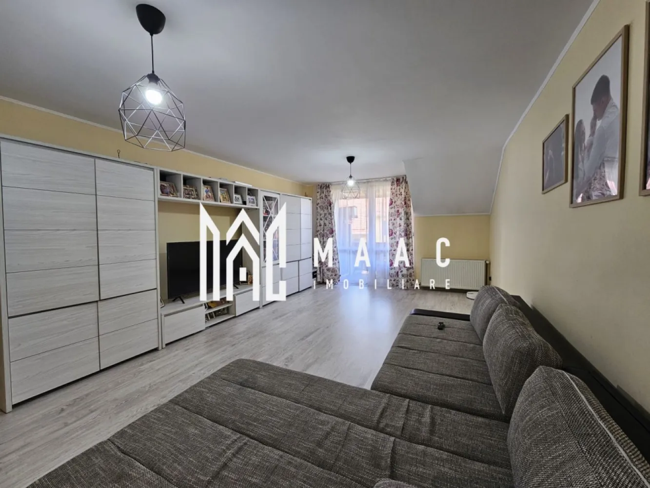 Apartament 2 camere | Decomandat | 97.5 mp | Terezian - MAAC Imobiliare vă oferă spre vânzare un apartament deosebit, situat la mansardă (etaj 4/4, pe un singur nivel), cu o suprafață generoasă de 97,5 mp (89,1 mp utili + 8,4 mp balcon), localizat într-o zonă excelentă din cartierul Terezian.

Compartimentare practică și confortabilă:

Living spațios de 27 mp

Dormitor de 27,5 mp

Bucătărie închisă, cu suprafața de 16,4 mp

Baie de 5,6 mp

Debara: 2,7 mp – spațiu de depozitare util

Hol: 9,9 mp

Balcon de 8,4 mp – ideal pentru relaxare

Beneficii și facilități:

Se vinde complet mobilat și utilat, ideal pentru mutare imediată

Mansardă pe un singur nivel – confort sporit și compartimentare aerisită

Poziționare excelentă: lângă magazinele LIDL și Profi, foarte aproape de Prima Shopping Center și cu acces rapid către autostradă

Proprietatea se remarcă prin spații generoase, amenajate modern, și este ideală pentru cei care își doresc o locuință funcțională, într-o zonă bine conectată la facilități urbane.

Pentru mai multe informații sau pentru programarea unei vizionări:
MAAC Imobiliare – Profesionalism. Încredere. Rezultate.
ID: CP2536620.