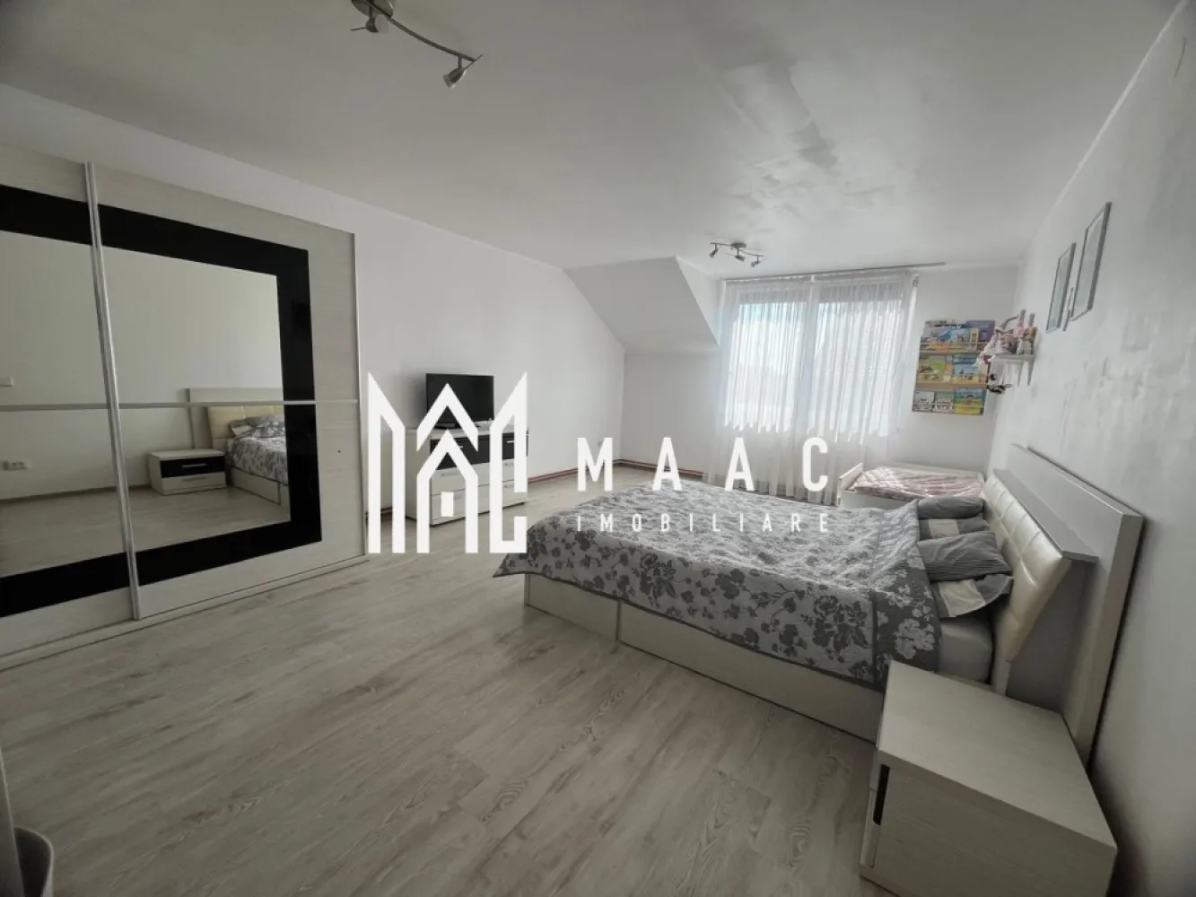 Apartament 2 camere | Decomandat | 97.5 mp | Terezian - MAAC Imobiliare vă oferă spre vânzare un apartament deosebit, situat la mansardă (etaj 4/4, pe un singur nivel), cu o suprafață generoasă de 97,5 mp (89,1 mp utili + 8,4 mp balcon), localizat într-o zonă excelentă din cartierul Terezian.

Compartimentare practică și confortabilă:

Living spațios de 27 mp

Dormitor de 27,5 mp

Bucătărie închisă, cu suprafața de 16,4 mp

Baie de 5,6 mp

Debara: 2,7 mp – spațiu de depozitare util

Hol: 9,9 mp

Balcon de 8,4 mp – ideal pentru relaxare

Beneficii și facilități:

Se vinde complet mobilat și utilat, ideal pentru mutare imediată

Mansardă pe un singur nivel – confort sporit și compartimentare aerisită

Poziționare excelentă: lângă magazinele LIDL și Profi, foarte aproape de Prima Shopping Center și cu acces rapid către autostradă

Proprietatea se remarcă prin spații generoase, amenajate modern, și este ideală pentru cei care își doresc o locuință funcțională, într-o zonă bine conectată la facilități urbane.

Pentru mai multe informații sau pentru programarea unei vizionări:
MAAC Imobiliare – Profesionalism. Încredere. Rezultate.
ID: CP2536620.