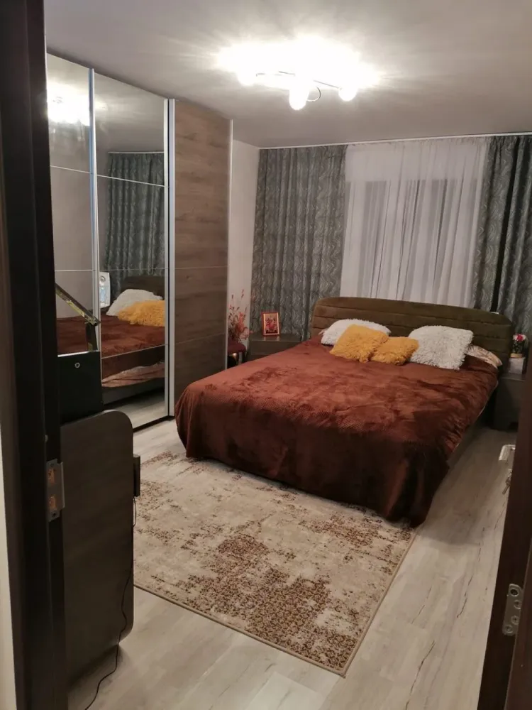 brasadas.com vinde ap 3 cam mob./utilat 70mp et 1 Miroslava. - Agenția BRASADAS vinde apartament 3 camere 70mp. et 1, decomandat, in Miroslava (la 2 statii de Market Family) dintr un ansamblu de vile finalizate in 2021.
Este o zona linistita situata vizavi de Pepiniera din zona, mai exact str Ion Voda cel Viteaz o perpendiculara a DJ Iasi -Voinesti 3km de Iasi. 
-.Mijloc de transport autobuz 23, 105 statia fiind(langa Birou Notarial Iulia Paduraru)sau partea opusa Market Profi ..
-Apartamentul se afla chiar langa Gradinita FunTastiKids(fosta Carusel) Miroslava! 
- Compus din:
- Parter-Hol si Scara proprie 
-Etaj Hol ,baie,dormitor matrimonial,dormitor secundar ,living open space(lsufragerie si bucatarie,), terasa(balcon) 
-Zona depozitare la mansarda de 70mp(ce se poate face locuibila ).
-Apartamentul este locuit de 3anI ,se vinde complet mobilat, utilat cu instalatie profesionala de filtrare a apei .
 .Pentru mai multe oferte accesați www.brasadas.com.