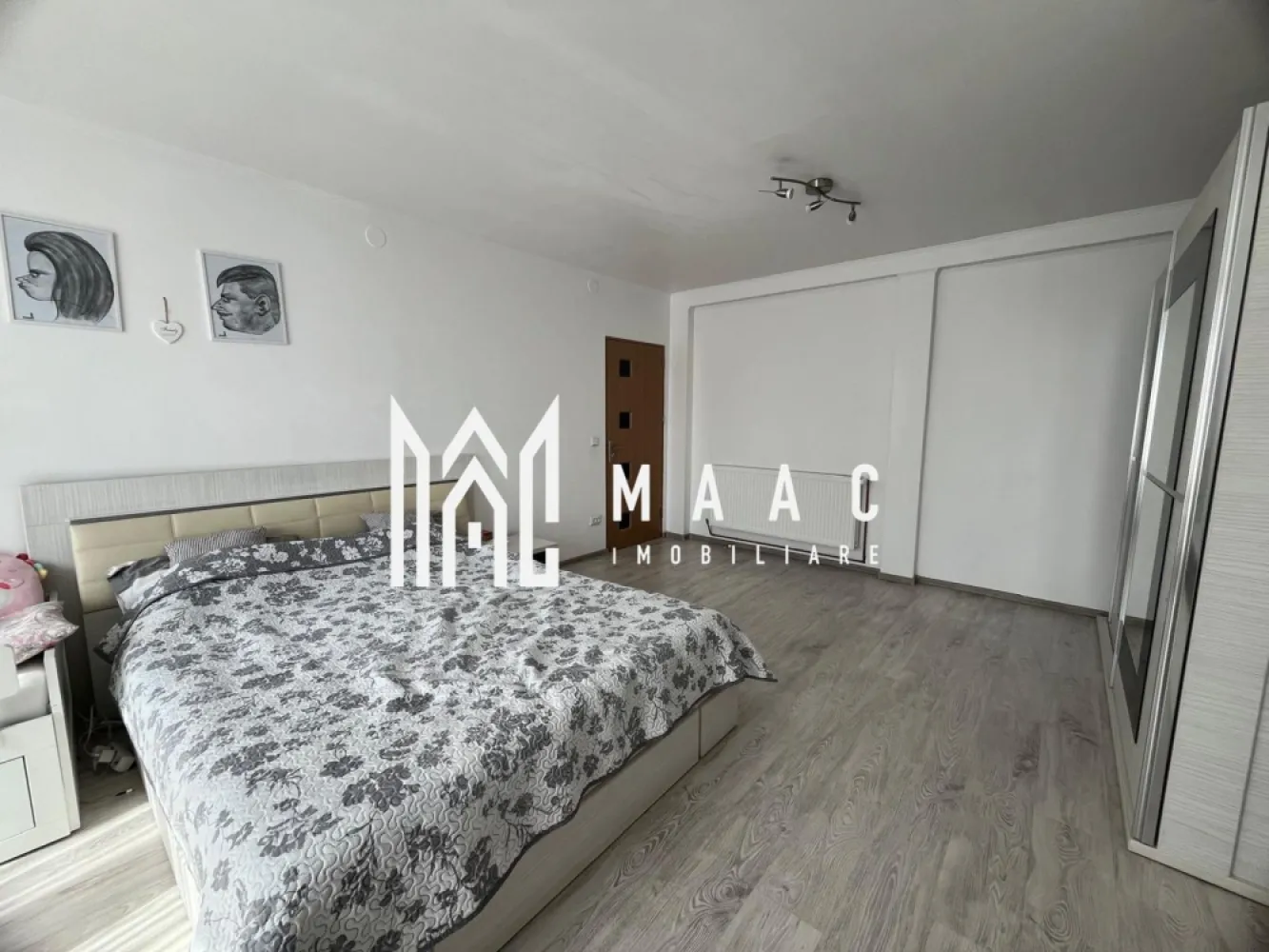 Apartament 2 camere | Decomandat | 97.5 mp | Terezian - MAAC Imobiliare vă oferă spre vânzare un apartament deosebit, situat la mansardă (etaj 4/4, pe un singur nivel), cu o suprafață generoasă de 97,5 mp (89,1 mp utili + 8,4 mp balcon), localizat într-o zonă excelentă din cartierul Terezian.

Compartimentare practică și confortabilă:

Living spațios de 27 mp

Dormitor de 27,5 mp

Bucătărie închisă, cu suprafața de 16,4 mp

Baie de 5,6 mp

Debara: 2,7 mp – spațiu de depozitare util

Hol: 9,9 mp

Balcon de 8,4 mp – ideal pentru relaxare

Beneficii și facilități:

Se vinde complet mobilat și utilat, ideal pentru mutare imediată

Mansardă pe un singur nivel – confort sporit și compartimentare aerisită

Poziționare excelentă: lângă magazinele LIDL și Profi, foarte aproape de Prima Shopping Center și cu acces rapid către autostradă

Proprietatea se remarcă prin spații generoase, amenajate modern, și este ideală pentru cei care își doresc o locuință funcțională, într-o zonă bine conectată la facilități urbane.

Pentru mai multe informații sau pentru programarea unei vizionări:
MAAC Imobiliare – Profesionalism. Încredere. Rezultate.
ID: CP2536620.