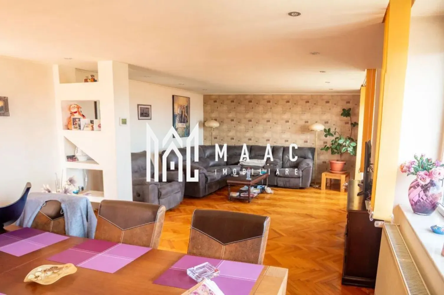 Apartament 3 camere | Etaj 2 | Terasa | 132MP | Trei Stejari - MAAC Imobiliare va prezinta un apartament tip Penthouse cu 3 camere decomandat situat in zona Trei Stejari.

Caracteristici generale:
Suprafață utilă: 132 mp | Terasă: 23,2 mp | Curte proprie | Acces auto | Pivniță inclusă
Apartament tip penthouse, amplasat la ultimul nivel al unei case individuale, cu intrare separată și curte proprie.
Clădire construită în anul 1950, păstrează elemente ale arhitecturii clasice: ziduri solide, compartimentări generoase, proporții echilibrate.
Acoperișul a beneficiat de lucrări de întreținere și împrospătare în urmă cu 2-3 ani.
Suprafață totală a terenului de 249,60 mp, din care 69,37 mp aferenți construcției, restul fiind curte și spațiu exterior utilizabil.

Compartimentare interioară (132 mp utili):
Living de 38,4 mp, luminos pe tot parcursul zilei datorită orientării sudice, cu două balcoane și vedere panoramică spre Munții Făgăraș.
Dormitor principal de 20,3 mp cu balcon propriu
Cameră secundară de 15,6 mp, potrivită atât ca dormitor suplimentar, cât și ca birou.
Două băi funcționale
Terasă largă de 23,2

Dotări și finisaje:
Ferestre cu tâmplărie PVC și geam termopan
Centrală termică proprie
Finisaje clasice, bine întreținute, ce reflectă caracterul autentic al imobilului.

Alte beneficii:
Acces auto facil și loc de parcare în curtea proprietății.
Pivniță inclusă în proprietate
Curte comună (dar cu utilizare clar definită) ce oferă intimitate, spațiu verde și potențial pentru grădină.

Pentru mai multe detalii precizati telefonic ca ati vazut anuntul cu ID: CP2536613