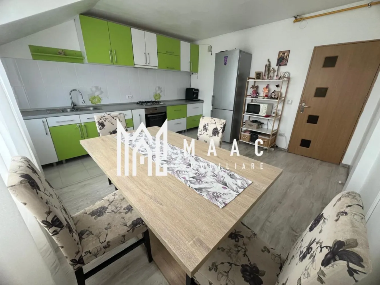 Apartament 2 camere | Decomandat | 97.5 mp | Terezian - MAAC Imobiliare vă oferă spre vânzare un apartament deosebit, situat la mansardă (etaj 4/4, pe un singur nivel), cu o suprafață generoasă de 97,5 mp (89,1 mp utili + 8,4 mp balcon), localizat într-o zonă excelentă din cartierul Terezian.

Compartimentare practică și confortabilă:

Living spațios de 27 mp

Dormitor de 27,5 mp

Bucătărie închisă, cu suprafața de 16,4 mp

Baie de 5,6 mp

Debara: 2,7 mp – spațiu de depozitare util

Hol: 9,9 mp

Balcon de 8,4 mp – ideal pentru relaxare

Beneficii și facilități:

Se vinde complet mobilat și utilat, ideal pentru mutare imediată

Mansardă pe un singur nivel – confort sporit și compartimentare aerisită

Poziționare excelentă: lângă magazinele LIDL și Profi, foarte aproape de Prima Shopping Center și cu acces rapid către autostradă

Proprietatea se remarcă prin spații generoase, amenajate modern, și este ideală pentru cei care își doresc o locuință funcțională, într-o zonă bine conectată la facilități urbane.

Pentru mai multe informații sau pentru programarea unei vizionări:
MAAC Imobiliare – Profesionalism. Încredere. Rezultate.
ID: CP2536620.