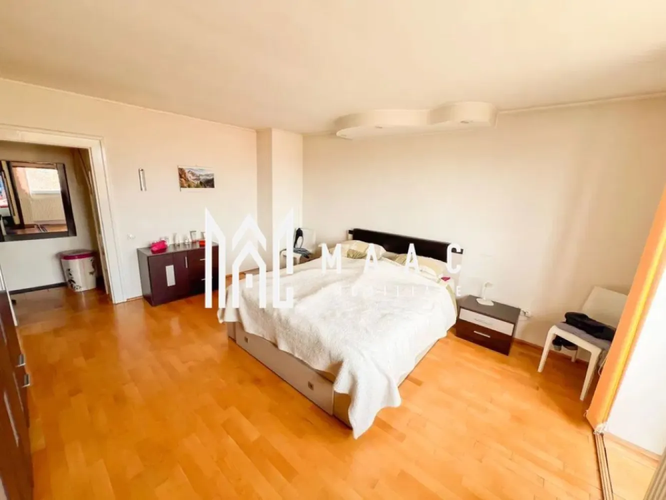 Apartament 3 camere | Etaj 2 | Terasa | 132MP | Trei Stejari - MAAC Imobiliare va prezinta un apartament tip Penthouse cu 3 camere decomandat situat in zona Trei Stejari.

Caracteristici generale:
Suprafață utilă: 132 mp | Terasă: 23,2 mp | Curte proprie | Acces auto | Pivniță inclusă
Apartament tip penthouse, amplasat la ultimul nivel al unei case individuale, cu intrare separată și curte proprie.
Clădire construită în anul 1950, păstrează elemente ale arhitecturii clasice: ziduri solide, compartimentări generoase, proporții echilibrate.
Acoperișul a beneficiat de lucrări de întreținere și împrospătare în urmă cu 2-3 ani.
Suprafață totală a terenului de 249,60 mp, din care 69,37 mp aferenți construcției, restul fiind curte și spațiu exterior utilizabil.

Compartimentare interioară (132 mp utili):
Living de 38,4 mp, luminos pe tot parcursul zilei datorită orientării sudice, cu două balcoane și vedere panoramică spre Munții Făgăraș.
Dormitor principal de 20,3 mp cu balcon propriu
Cameră secundară de 15,6 mp, potrivită atât ca dormitor suplimentar, cât și ca birou.
Două băi funcționale
Terasă largă de 23,2

Dotări și finisaje:
Ferestre cu tâmplărie PVC și geam termopan
Centrală termică proprie
Finisaje clasice, bine întreținute, ce reflectă caracterul autentic al imobilului.

Alte beneficii:
Acces auto facil și loc de parcare în curtea proprietății.
Pivniță inclusă în proprietate
Curte comună (dar cu utilizare clar definită) ce oferă intimitate, spațiu verde și potențial pentru grădină.

Pentru mai multe detalii precizati telefonic ca ati vazut anuntul cu ID: CP2536613
