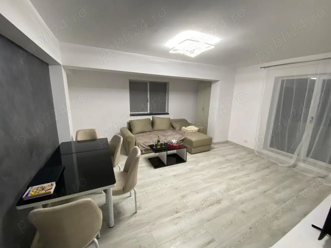 Apartament cu 2 camere in Bragadiru zona Prelungirea Ghencea - Apartament spatios cu 2 camere in Bragadiru zona Prelungirea Ghencea. 
Suprafața utila de 61,8 mp, iar suprafata totala de 68,5 mp. Etajul 1 din 4, blocul este finalizat în 2021, foarte bine izolat fonic, structura blocului este facuta din caramida si beton. 

Se vinde complet mobilat! O parte din mobilier este achizitionat recent. Incalzirea apartamentului este realizata prin calorifere cu ajutorului centralei termice. Apartamentul este racordat la toate utilitățile. 

Vecinătăți: Mega Image, grădinițe, saloane, restaurante, spălătorii, service auto etc. 

Blocul face parte dintr un complex dotat cu bariere și camere de supraveghere care este situat pe strada Cireșar din Bragadiru.

Se acceptă CREDIT IPOTECAR PRIMA CASĂ CASH NEGOCIABIL ȘI MUTAREA IN NOUL TAU APARTAMENT SE POATE REALIZA IMEDIAT. Numere de contact: