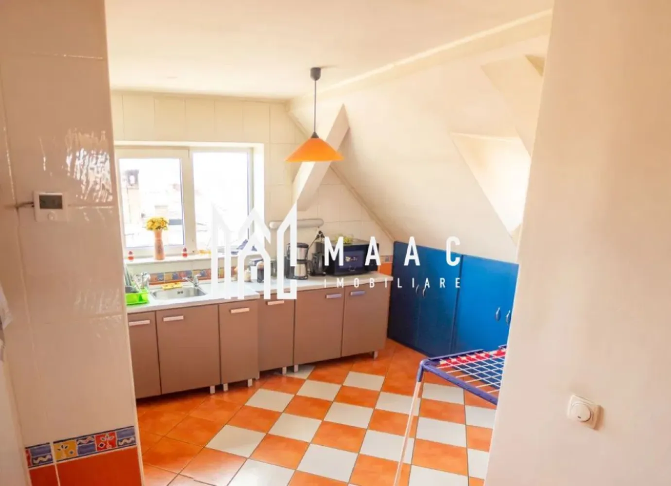 Apartament 3 camere | Etaj 2 | Terasa | 132MP | Trei Stejari - MAAC Imobiliare va prezinta un apartament tip Penthouse cu 3 camere decomandat situat in zona Trei Stejari.

Caracteristici generale:
Suprafață utilă: 132 mp | Terasă: 23,2 mp | Curte proprie | Acces auto | Pivniță inclusă
Apartament tip penthouse, amplasat la ultimul nivel al unei case individuale, cu intrare separată și curte proprie.
Clădire construită în anul 1950, păstrează elemente ale arhitecturii clasice: ziduri solide, compartimentări generoase, proporții echilibrate.
Acoperișul a beneficiat de lucrări de întreținere și împrospătare în urmă cu 2-3 ani.
Suprafață totală a terenului de 249,60 mp, din care 69,37 mp aferenți construcției, restul fiind curte și spațiu exterior utilizabil.

Compartimentare interioară (132 mp utili):
Living de 38,4 mp, luminos pe tot parcursul zilei datorită orientării sudice, cu două balcoane și vedere panoramică spre Munții Făgăraș.
Dormitor principal de 20,3 mp cu balcon propriu
Cameră secundară de 15,6 mp, potrivită atât ca dormitor suplimentar, cât și ca birou.
Două băi funcționale
Terasă largă de 23,2

Dotări și finisaje:
Ferestre cu tâmplărie PVC și geam termopan
Centrală termică proprie
Finisaje clasice, bine întreținute, ce reflectă caracterul autentic al imobilului.

Alte beneficii:
Acces auto facil și loc de parcare în curtea proprietății.
Pivniță inclusă în proprietate
Curte comună (dar cu utilizare clar definită) ce oferă intimitate, spațiu verde și potențial pentru grădină.

Pentru mai multe detalii precizati telefonic ca ati vazut anuntul cu ID: CP2536613